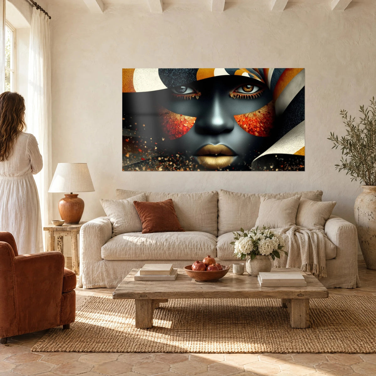 Cuadro rostro africano con labios dorados y destellos naranjas, negro y oro, sobre un sofá en un salón luminoso