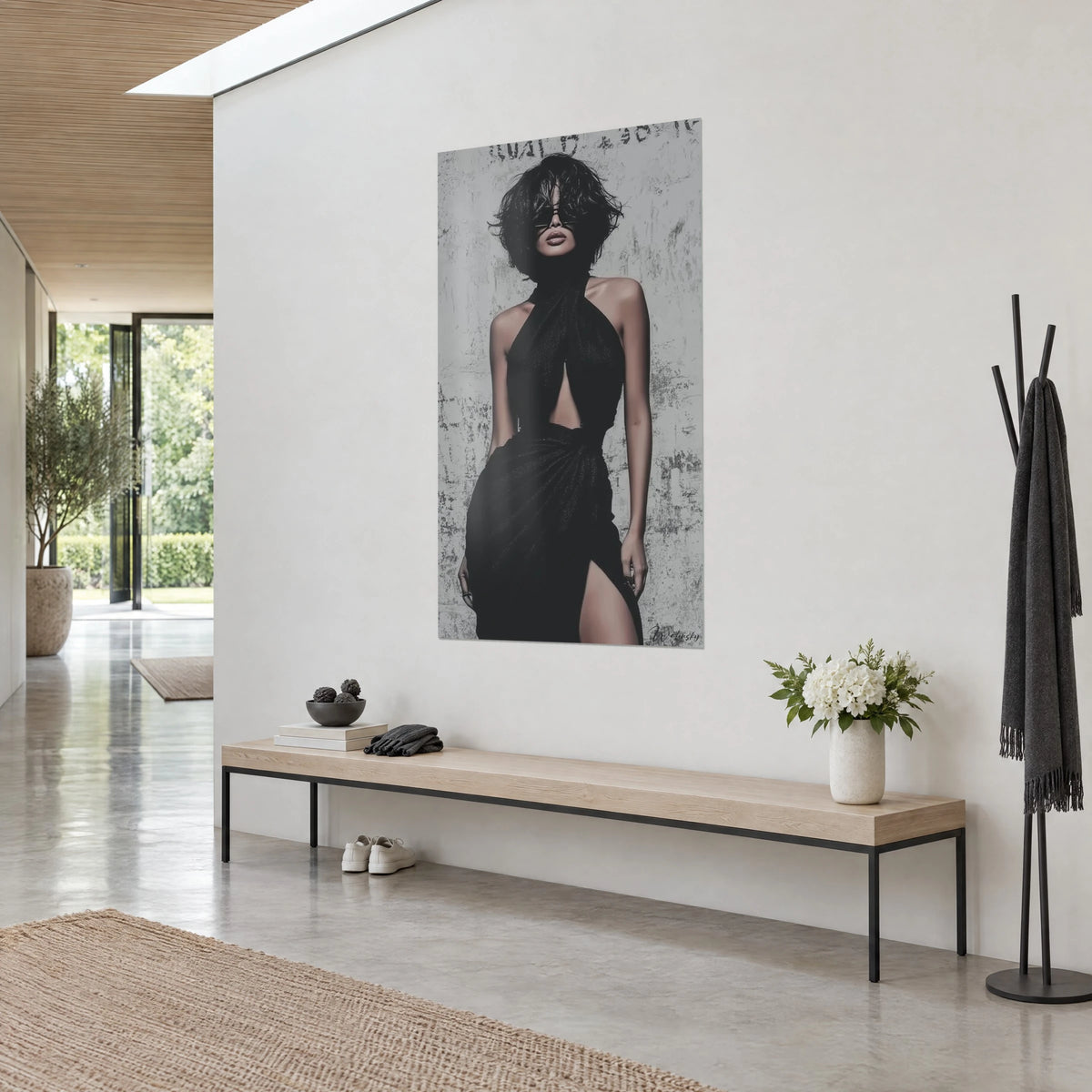 Quadro modella con caschetto spettinato, abito nero con spacco su cemento grigio sfaldato, parete bianca e panca in legno chiaro