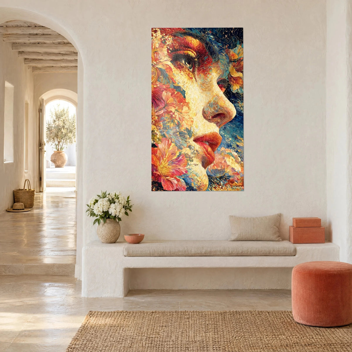 Tableau visage féminin de profil, nez ivoire et pétales orange sur fond bleu nuit, mur crépi, banquette blanche en trois-quarts