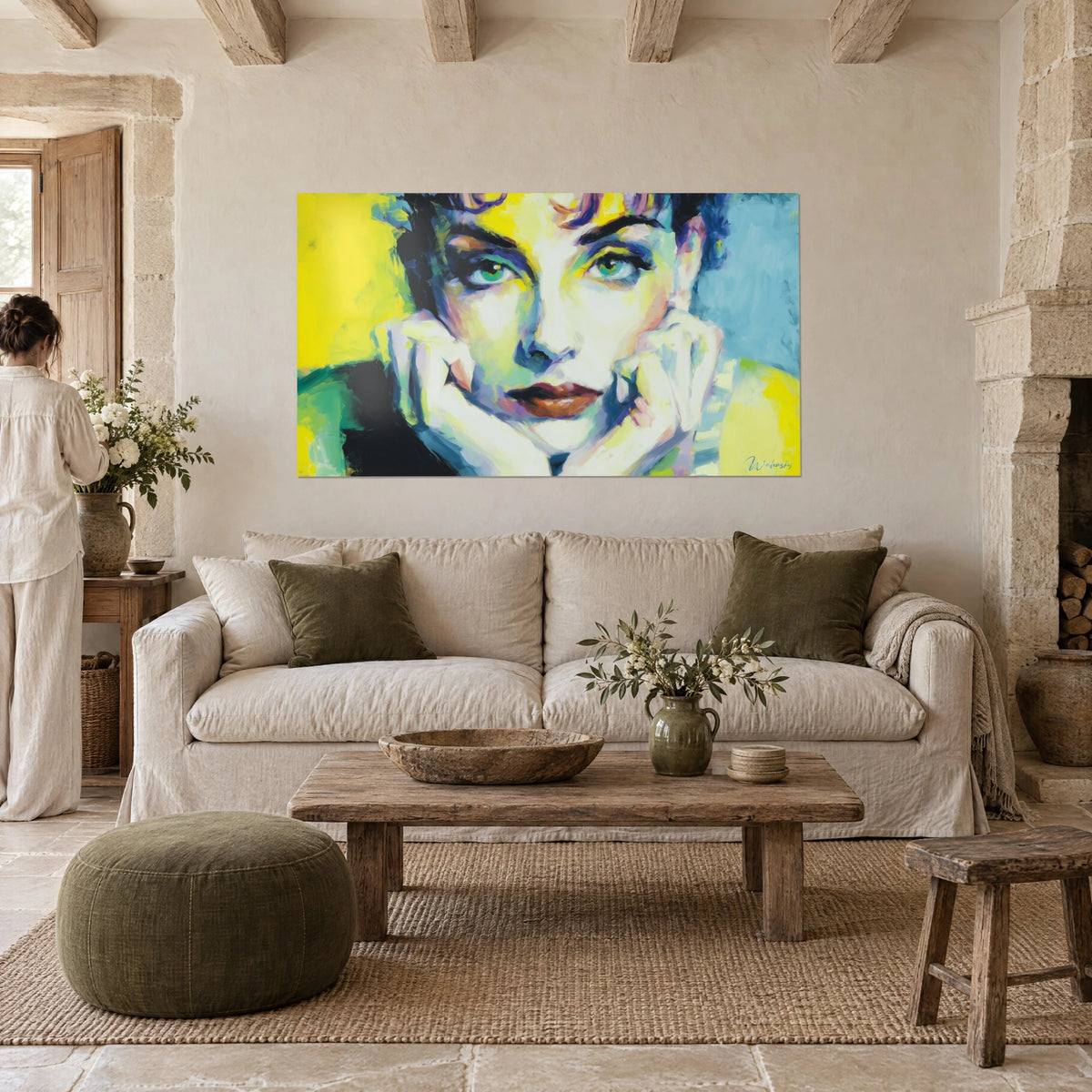 Cuadro rostro de mujer de ojos verdes, fondo amarillo limón y azul cielo, manos entrelazadas, encima de un sofá en un salón luminoso