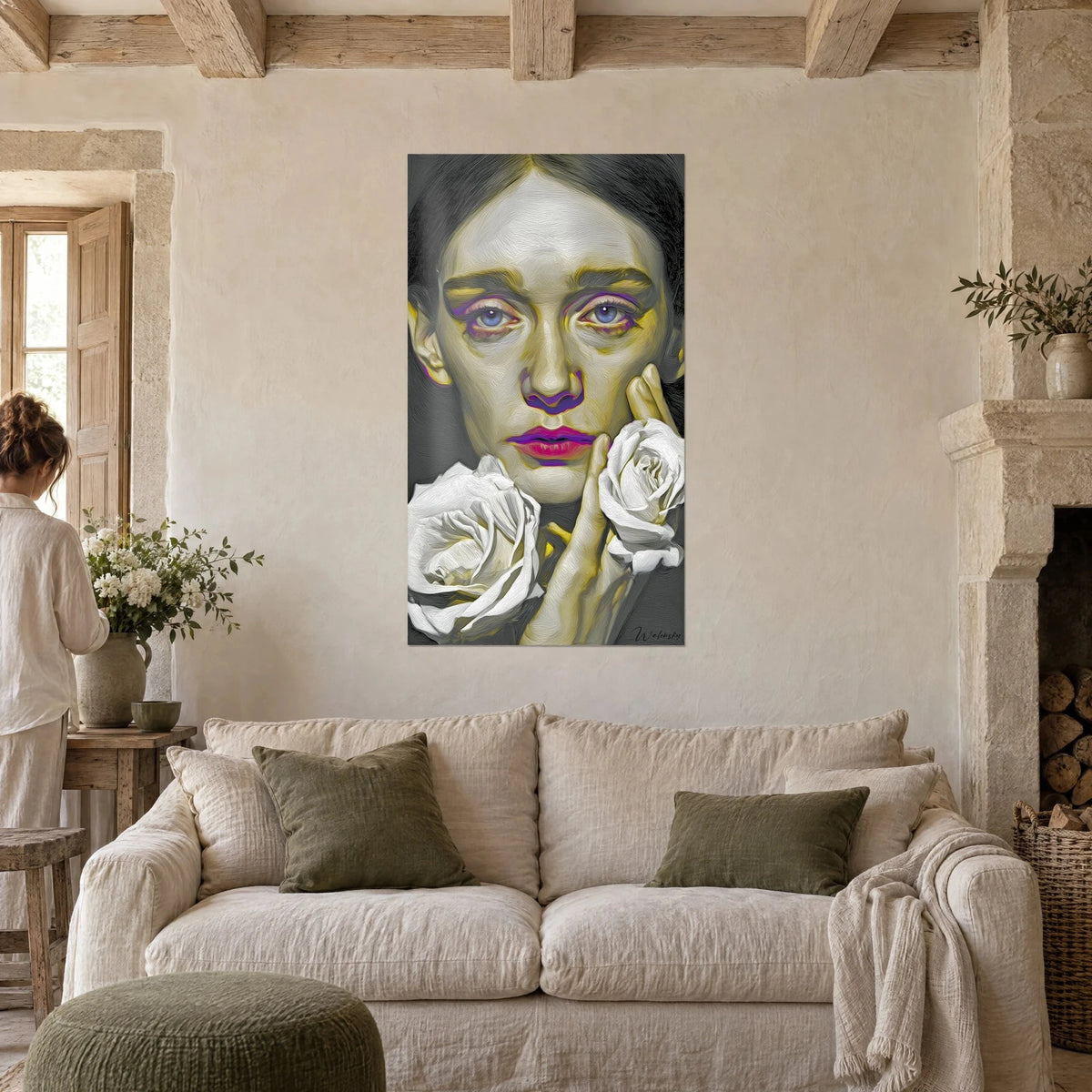 Cuadro retrato de joven de ojos azules, labios fucsia y dos rosas blancas, encima de un sofá en un salón luminoso