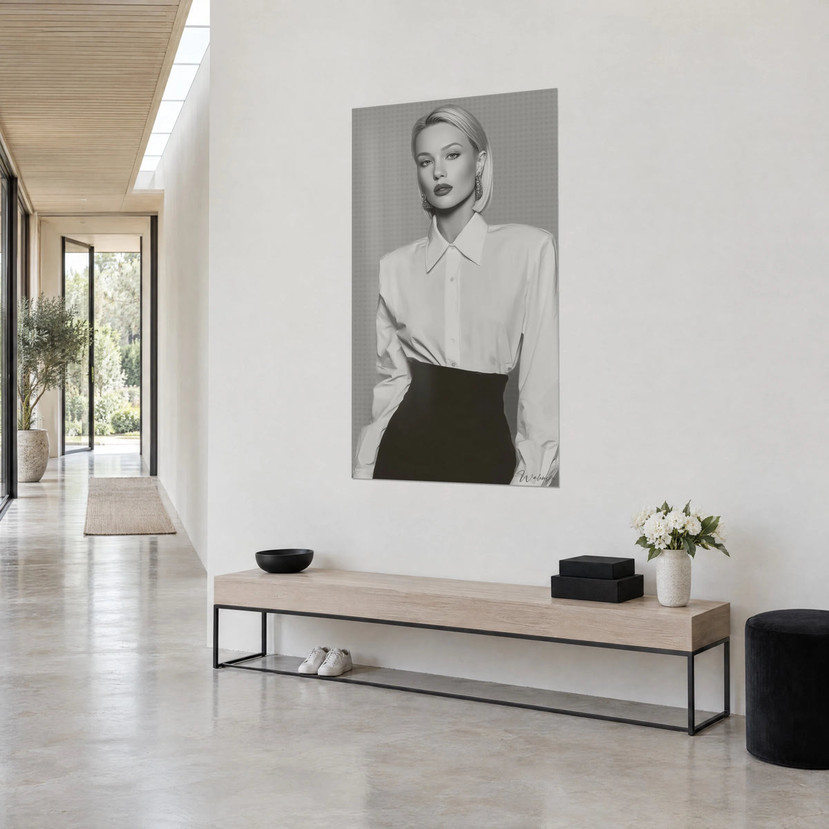 Schilderij model met een directe blik, glinsterende oorbellen, witte blouse met schouderbandjes tegen een grijze achtergrond, driekwart beeld in een gang