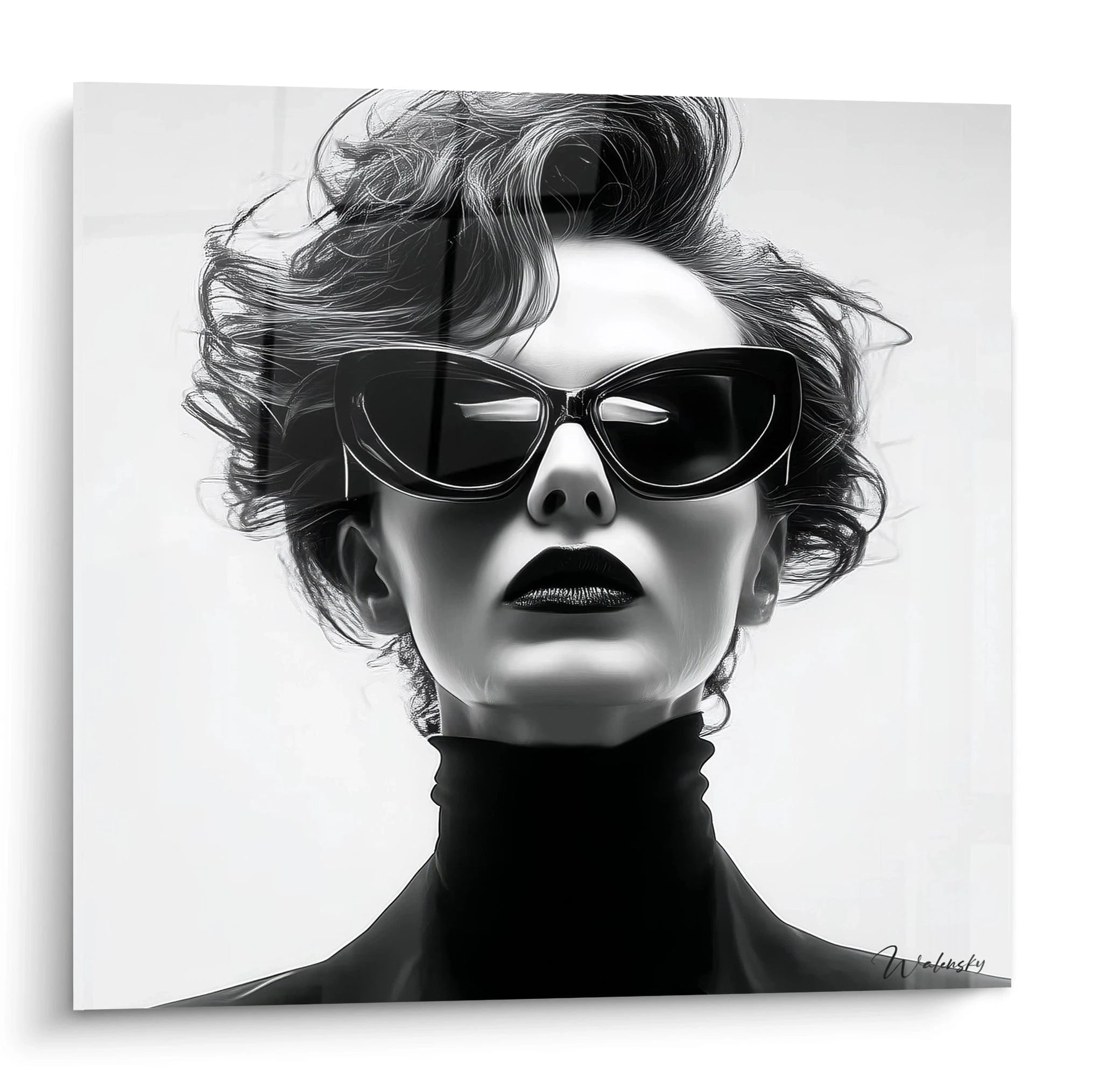 Tableau portrait femme noir et blanc avec des lunettes de soleil stylées et une coiffure élégante