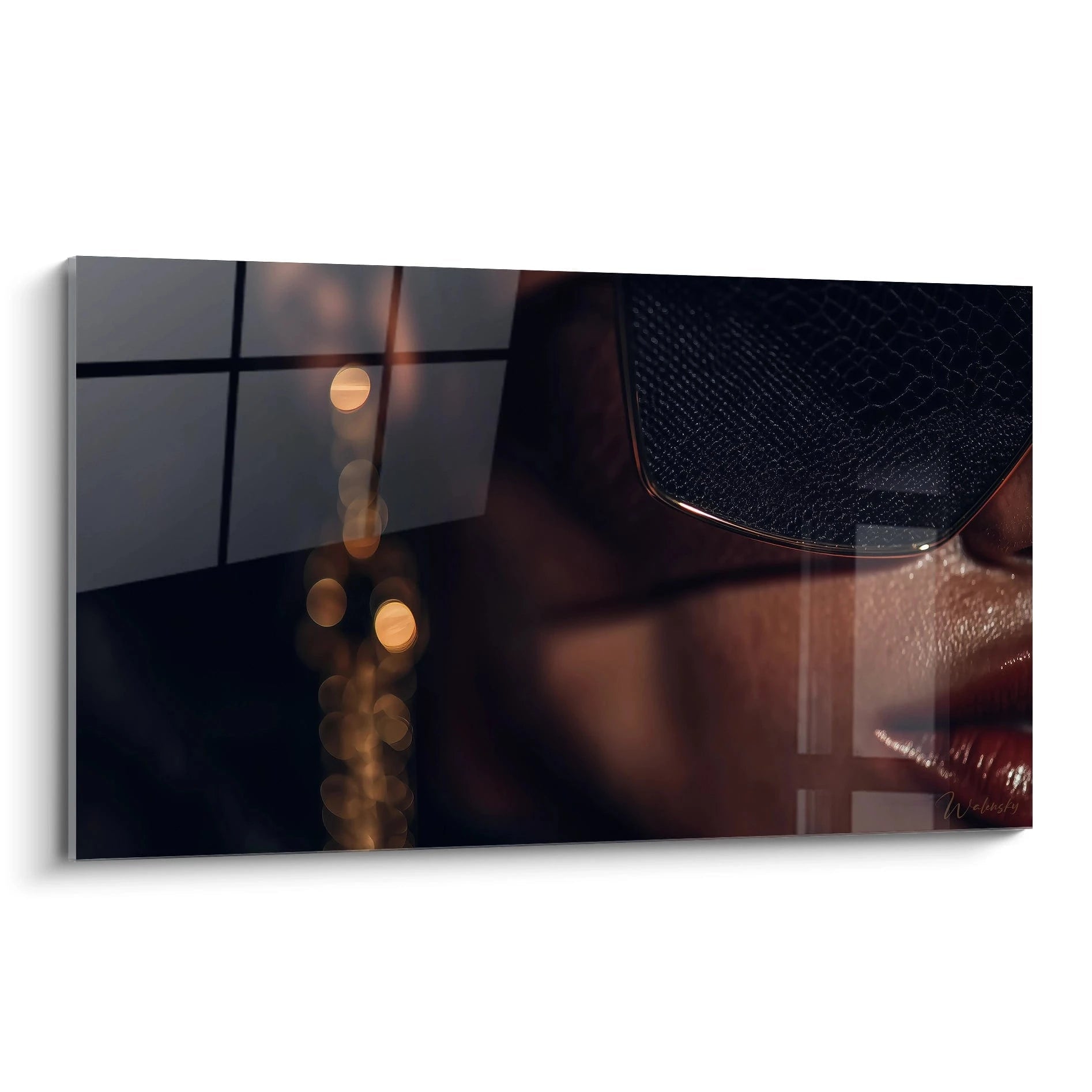 Tableau portrait femme élégant mettant en valeur un visage stylé avec des lunettes et un fond lumineux
