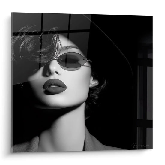 Quadro da parete ritratto donna in bianco e nero con occhiali da sole e illuminazione drammatica