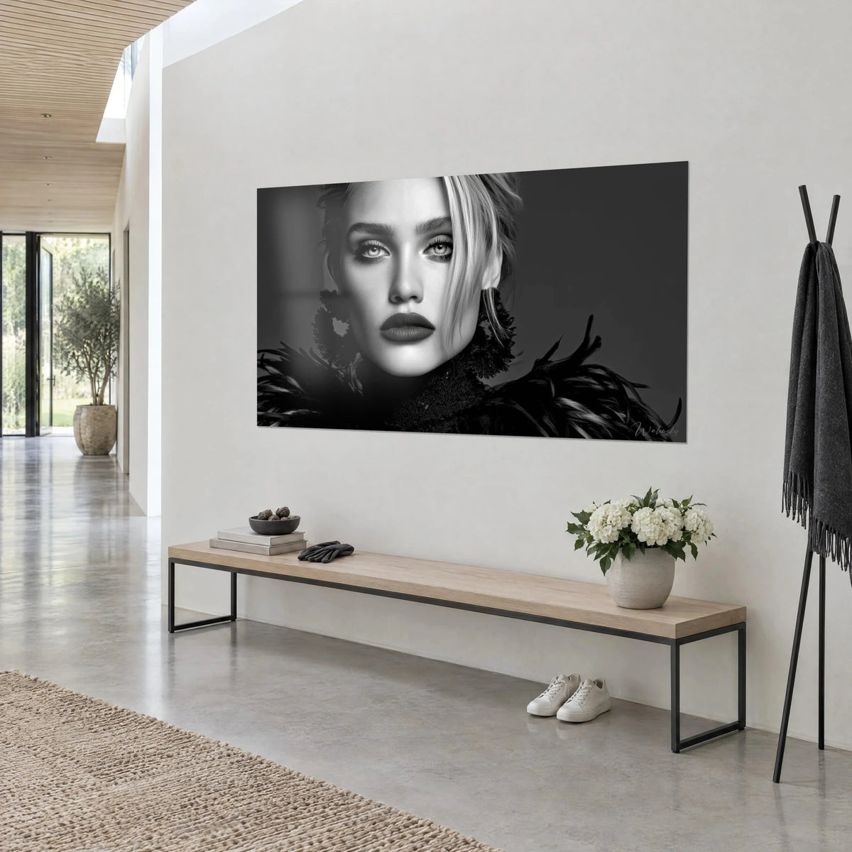 Schilderij glamour portret in zwart-wit, platinablonde lok over het oog, kraag van antracietkleurige veren, witte muur van een lichte gang