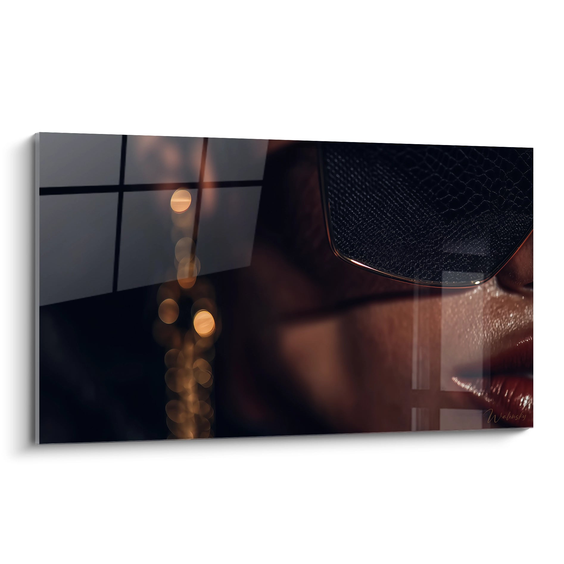 Tableau portrait femme élégant mettant en valeur un visage stylé avec des lunettes et un fond lumineux