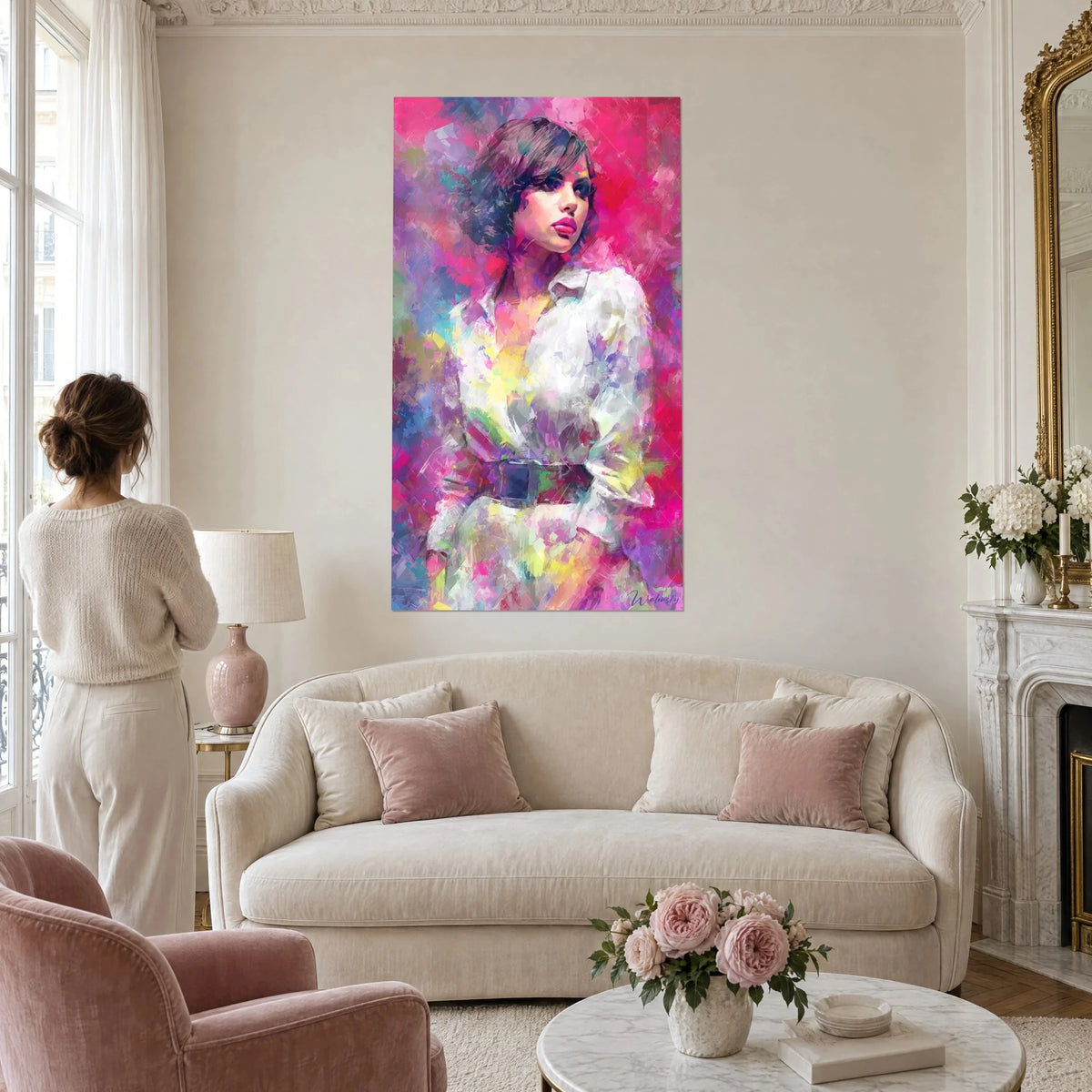 Tableau jeune femme au carré brun en chemise blanche sur fond rose fuchsia et violet, au-dessus d'un canapé dans un salon lumineux