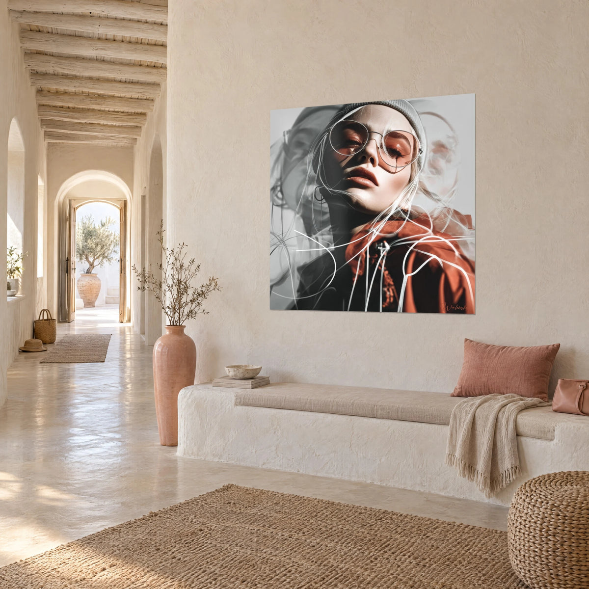 Cuadro doble exposición del rostro de una mujer, gafas rosadas, hilos blancos y gris humo, en una pared crema de un pasillo abovedado