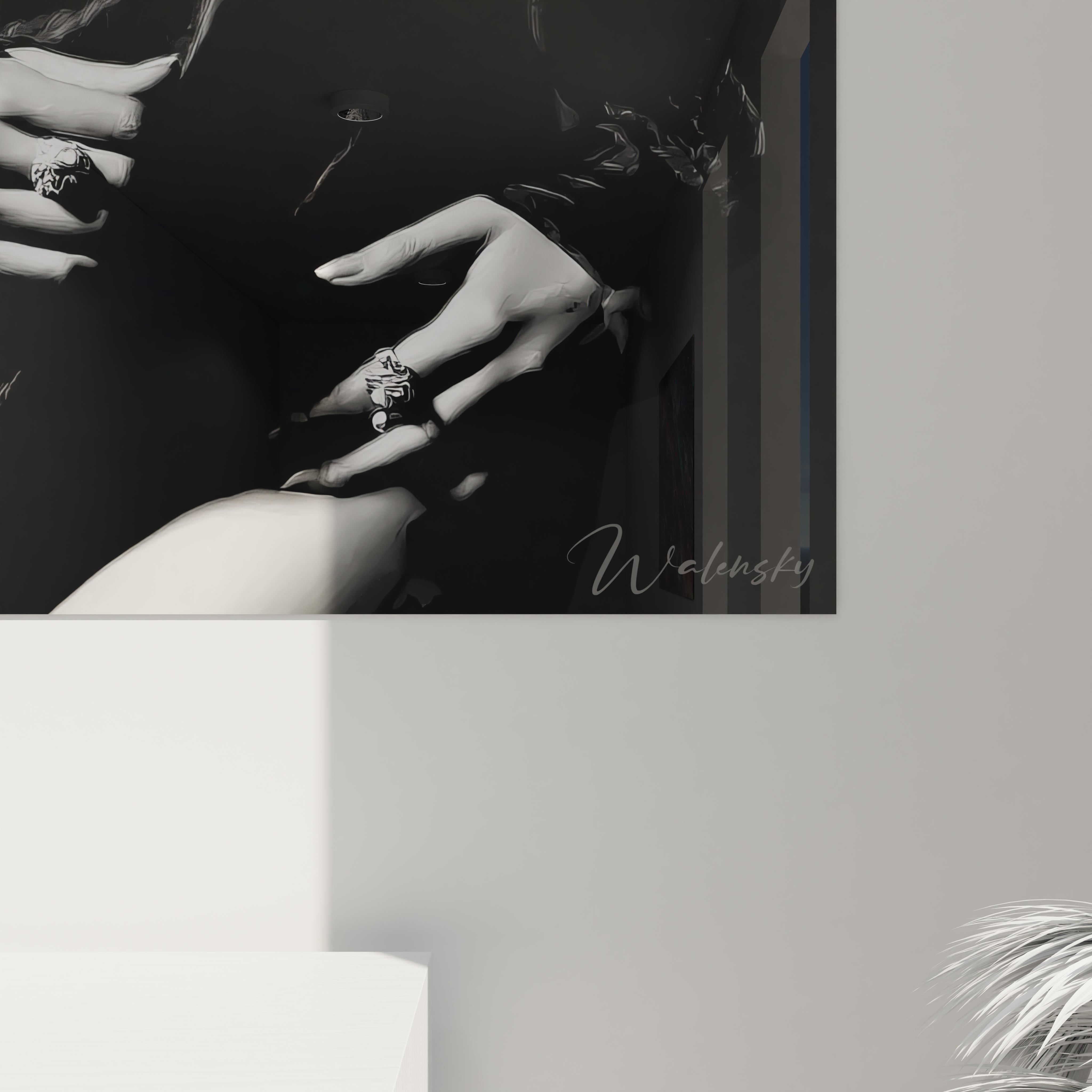 Tableau mural portrait femme noir et blanc accroché au mur dans un intérieur moderne
