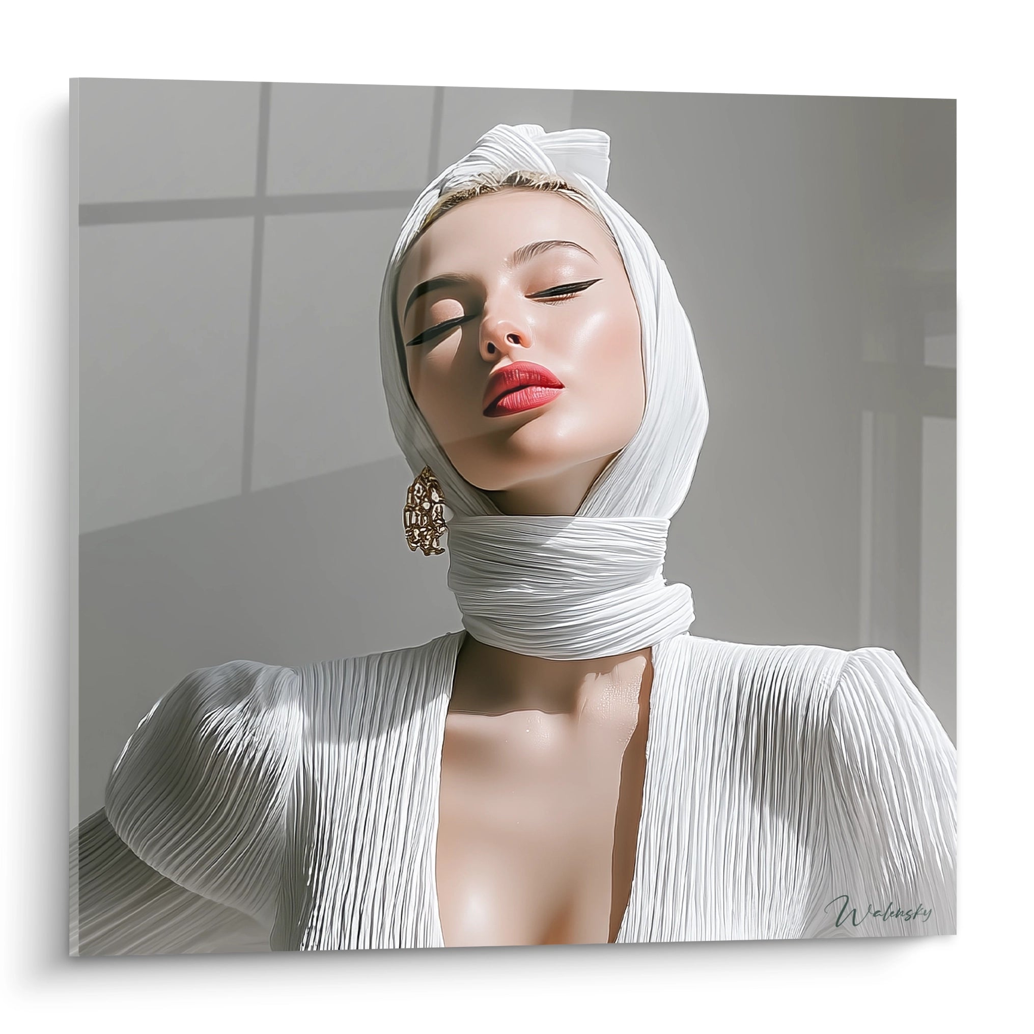 Tableau mural portrait femme sophistiqué en blanc avec un foulard et des boucles d'oreilles élégantes