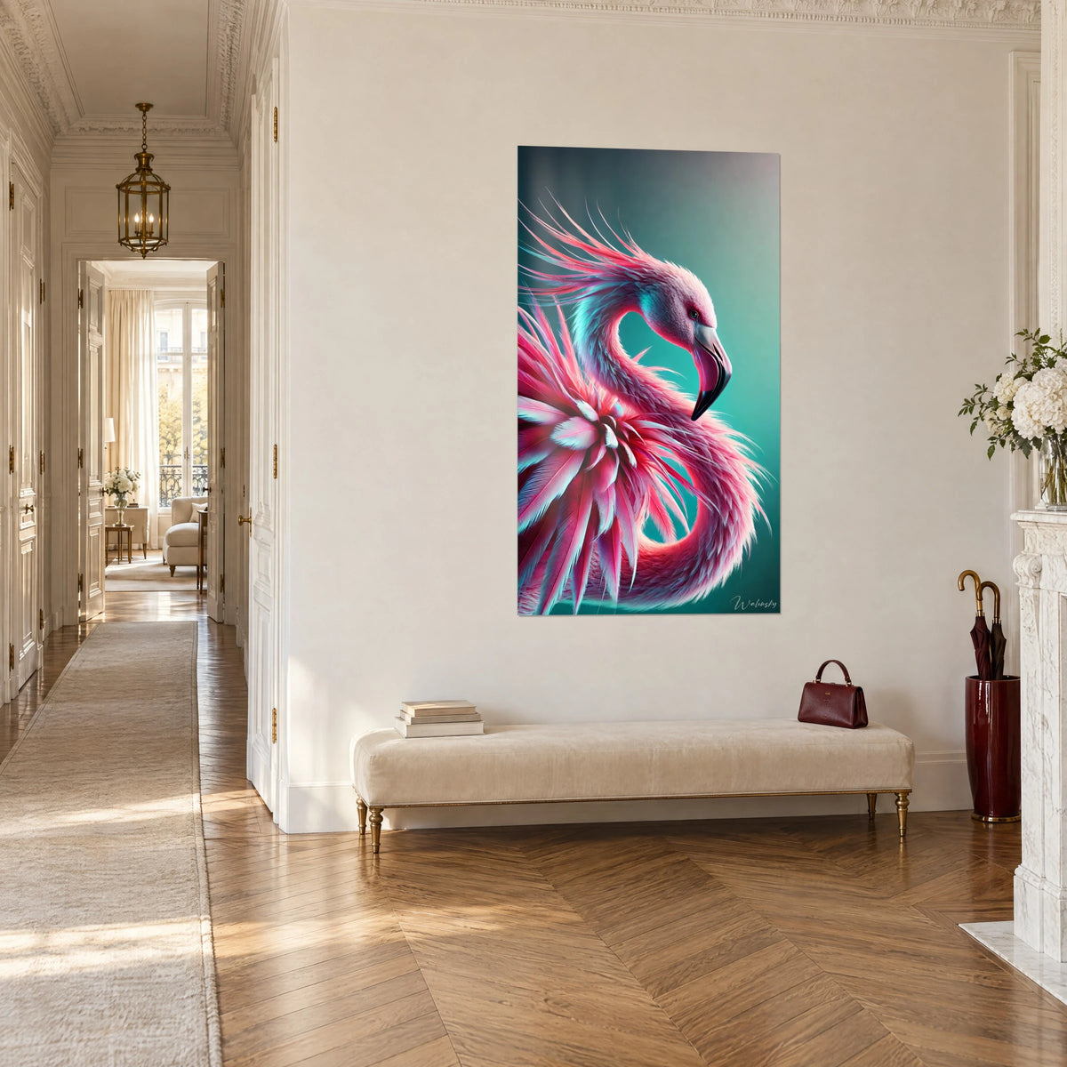 Cuadro de un pájaro flamígero de pico negro y marfil, cresta de plumas fucsia despeinadas sobre fondo verde azulado, pasillo de estilo haussmanniano