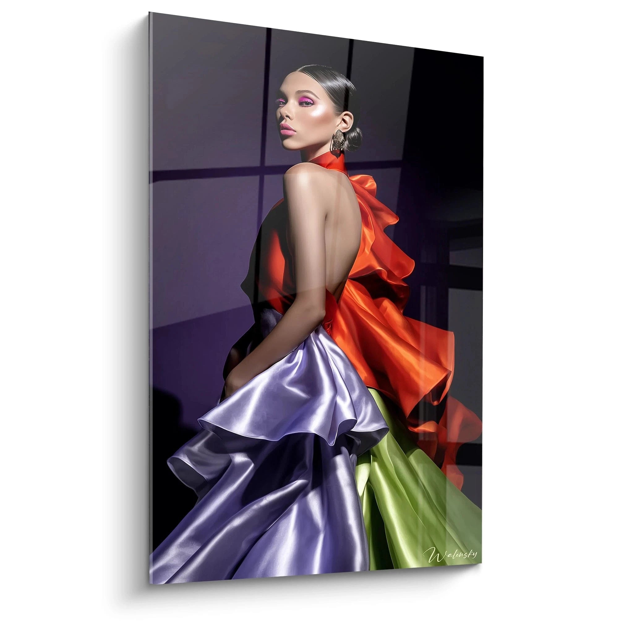 Tableau portrait glamour d'une femme élégante en robe colorée avec un éclairage artistique