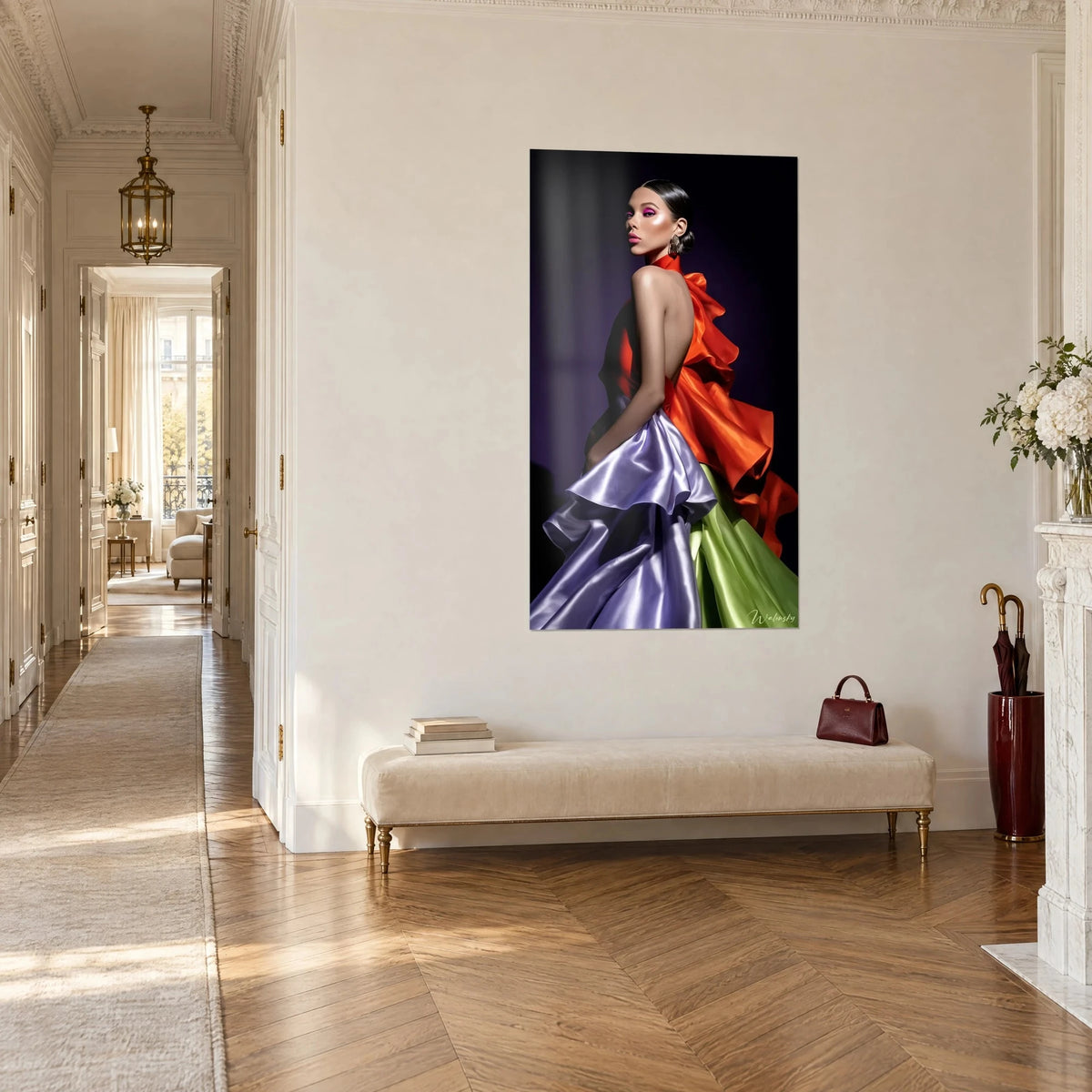Gemälde Modedesignerin mit glattem Chignon, Satinrüschen in Orange und Anisgrün, Dreiviertelansicht in einem Pariser Altbauflur