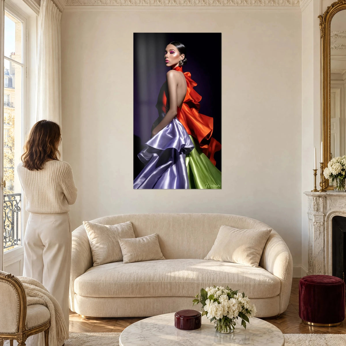 Gemälde Modell im orangeroten und lila Seidenkleid, rückenfrei, violetter Hintergrund, über einem Sofa in einem hellen Wohnzimmer