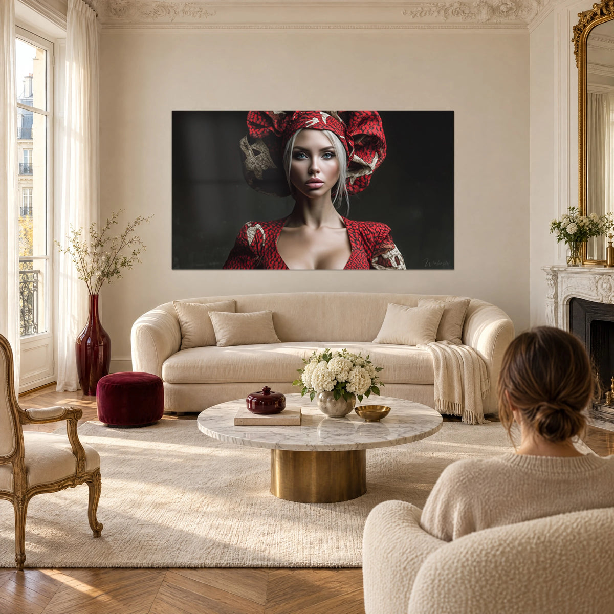 Obraz glamour portret blondynki w czerwonym turbanie w kremowe wzory, niebieskie spojrzenie, czarne tło, nad sofą w jasnym salonie