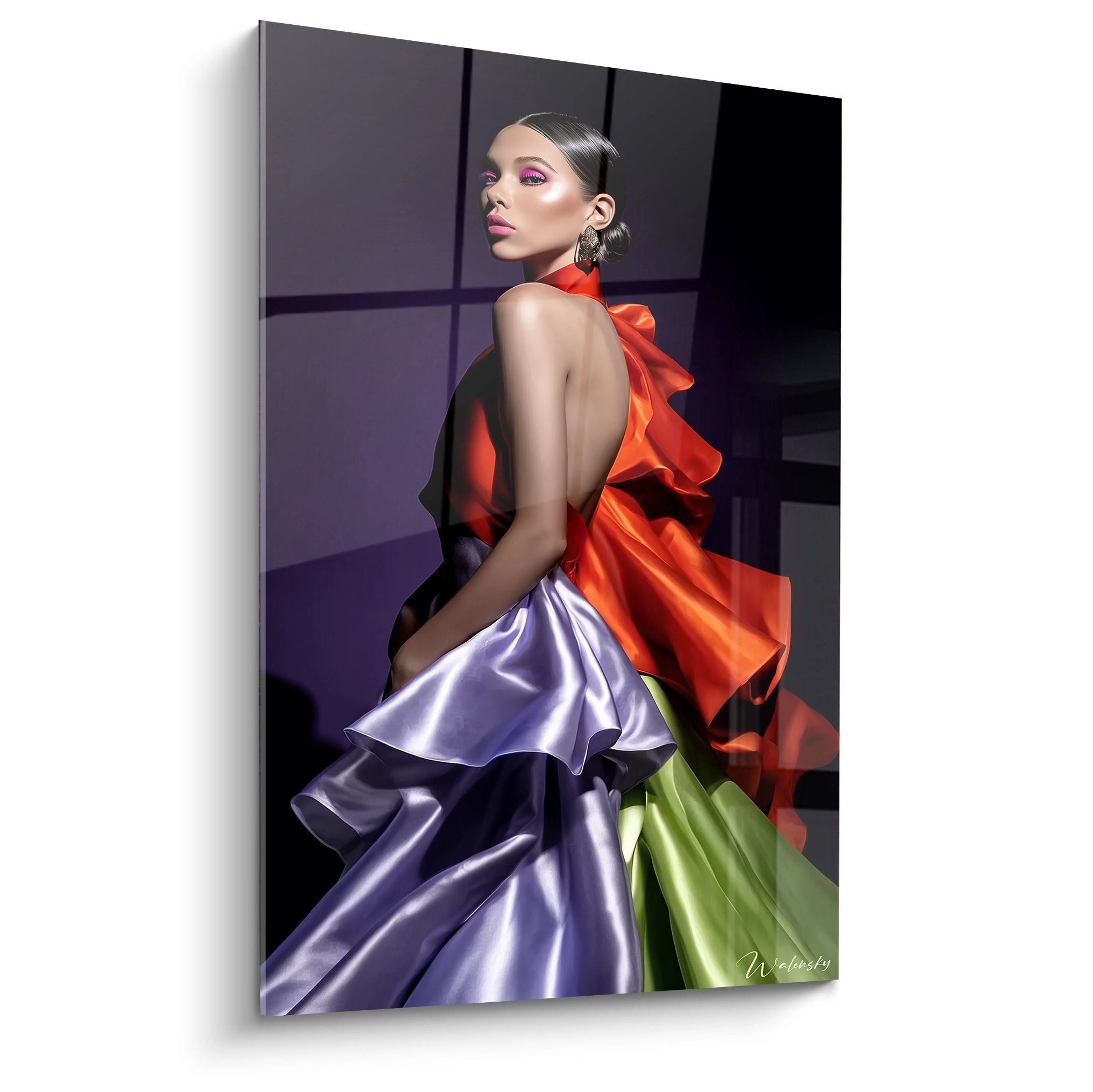 Tableau portrait glamour d'une femme élégante en robe colorée avec un éclairage artistique