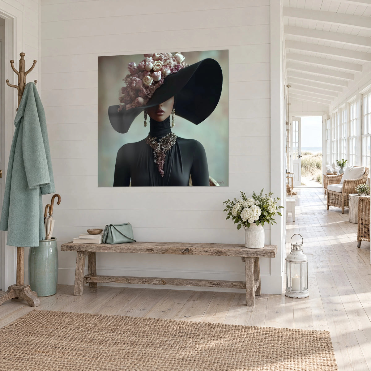 Schilderij elegante silhouet onder een enorme zwarte hoed bekroond met roze en ivoorkleurige rozen, witte muur, houten bank, aan zee