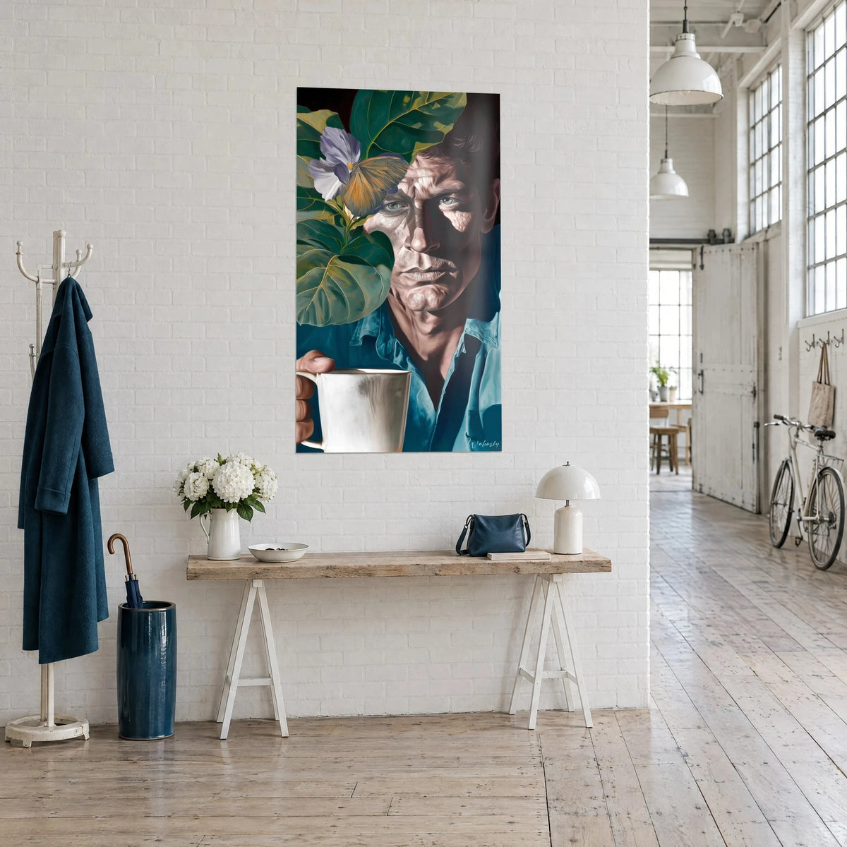 Tableau visage buriné éclairé par le soleil, chemise turquoise et mug blanc, feuillage sombre, accroché dans un loft d'artiste