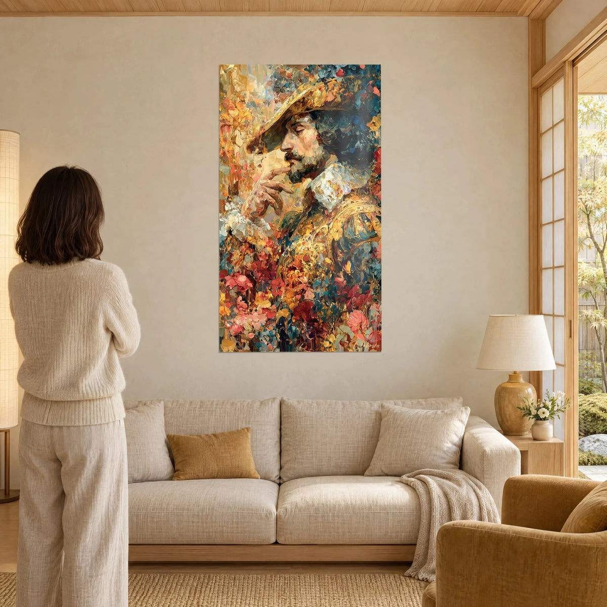 Quadro gentiluomo con cappello dorato, mano sulle labbra, tocchi ocra e turchese, sopra un divano in un soggiorno luminoso