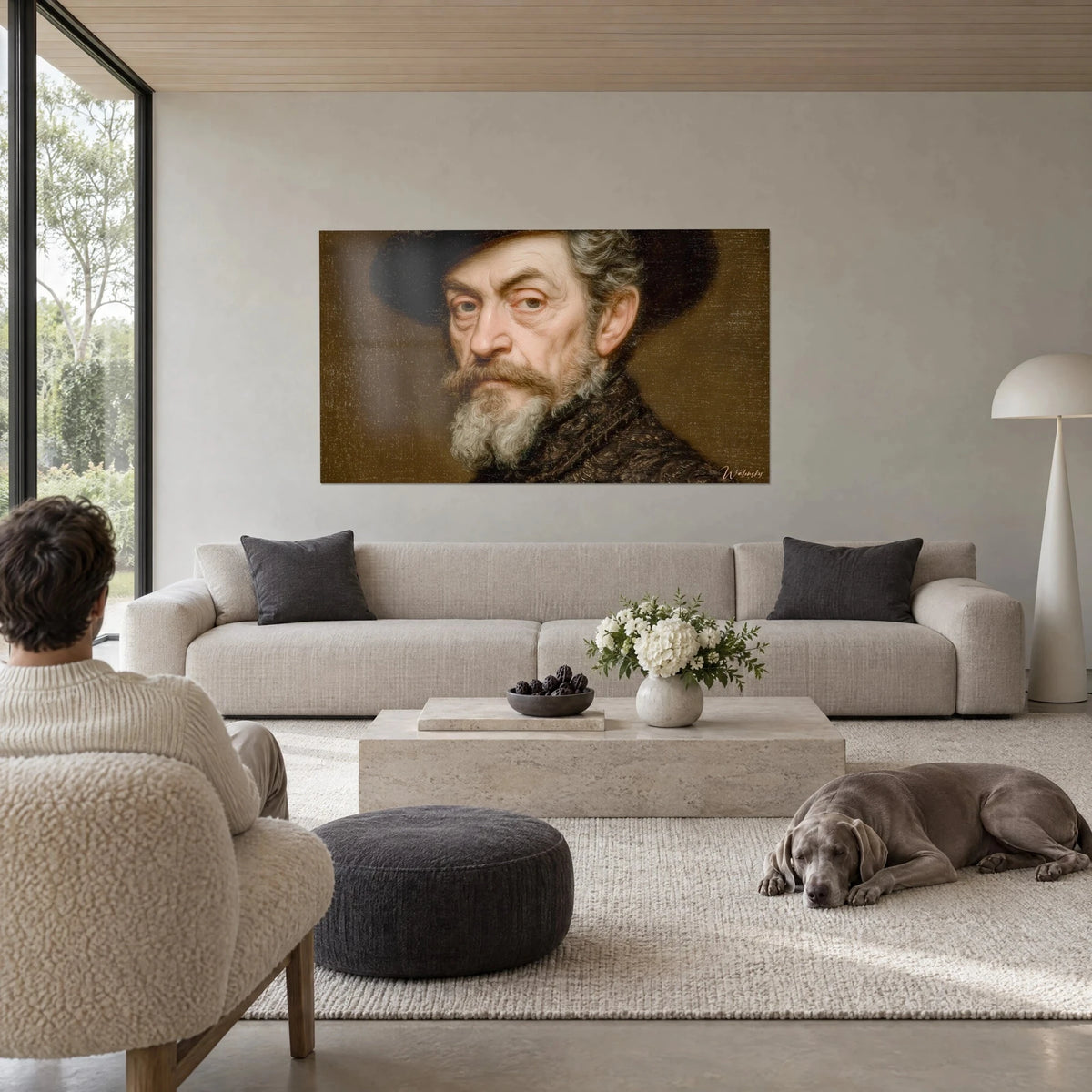Tableau portrait d'un vieil érudit barbu au chapeau noir, fond brun doré, pelisse brodée, au-dessus d'un canapé dans un salon lumineux