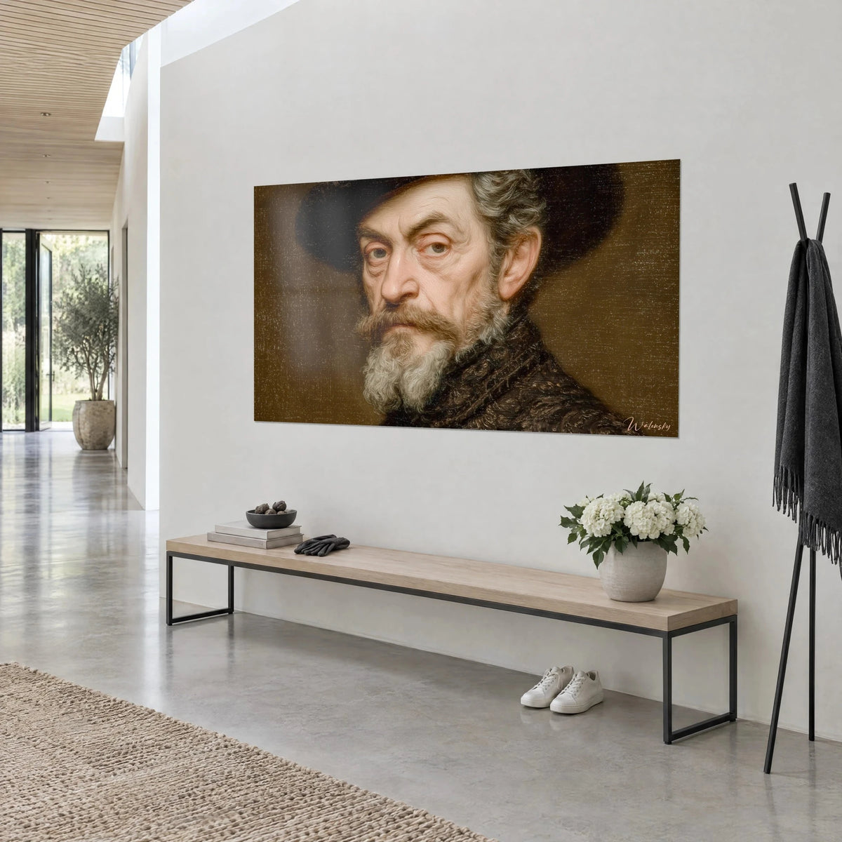 Tableau vieux gentilhomme à barbe grise et regard grave, feutre sombre sur fond ocre, accroché en trois-quarts au mur blanc