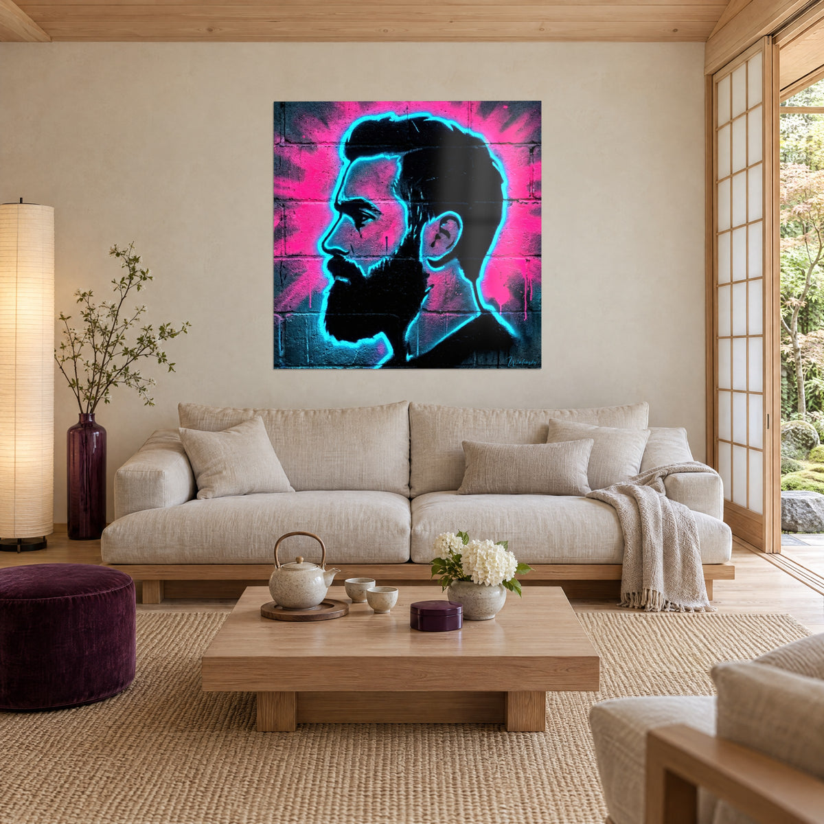Gemälde Porträt eines bärtigen Mannes im Profil mit türkisfarbener Neonkontur auf rosa Funken, Backsteinwand, über einem Sofa in einem hellen Wohnzimmer