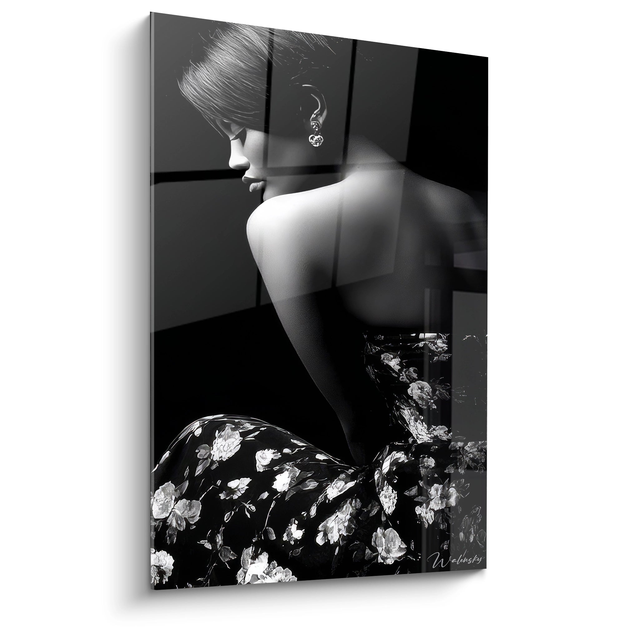 Tableau portrait noir et blanc de femme en robe à fleurs avec un effet artistique moderne