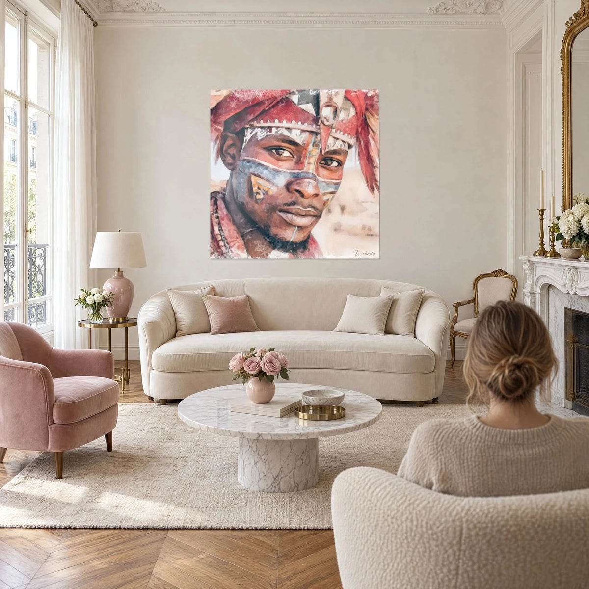 Tableau portrait peint d'un guerrier au turban rouge et masque bleu-gris, regard ambré, au-dessus d'un canapé dans un salon lumineux