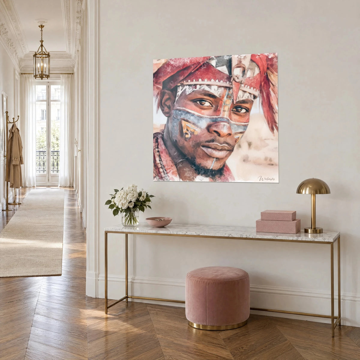 Tableau visage d'homme aux peintures blanches et ocre sous une coiffe écarlate à plumes, sur un mur beige, couloir haussmannien