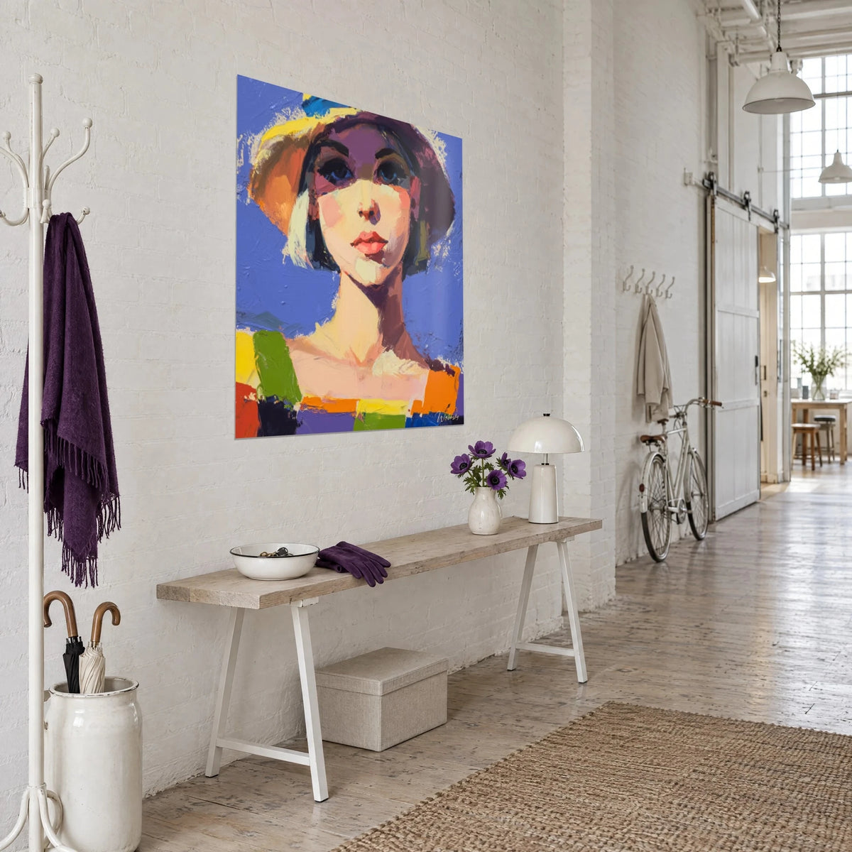 Gemälde Gesicht mit dunklem Blick und rosa Lippen, orange und grüne Pinselstriche auf violettem Grund, dreiviertel Ansicht in einem Loft