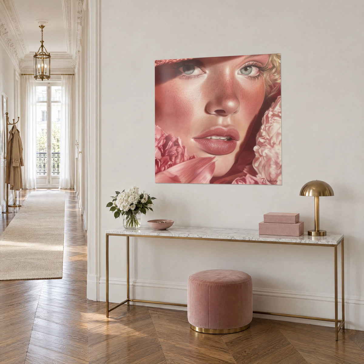 Cuadro rostro femenino con pecas, mejillas melocotón y pétalos rosa vivo, sobre una pared crema de entrada haussmanniana