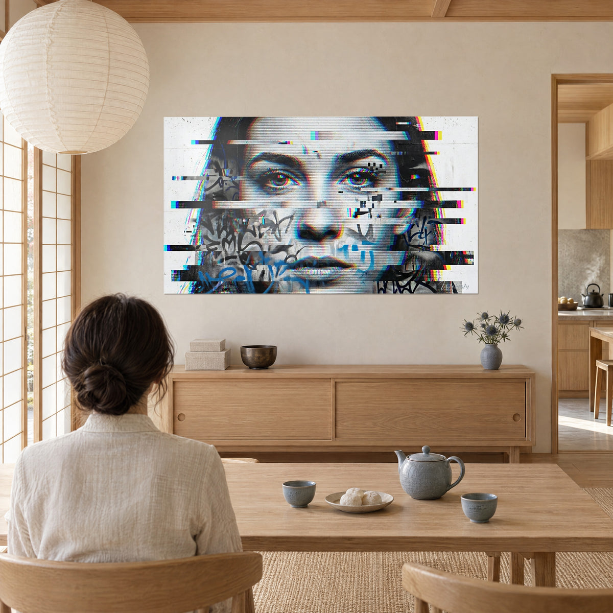 Gemälde junge Frau, deren Gesichtszüge durch digitale Linien verwischt sind, blaues Graffiti auf dem Mund, gegenüber einem Holzcouchtisch und einer Teekanne