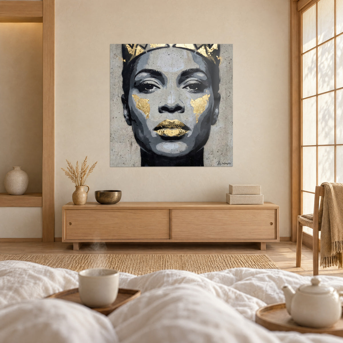 Quadro sguardo frontale di una donna con diadema dorato, grigio perla e nero, parete color crema, sopra un letto in una camera luminosa