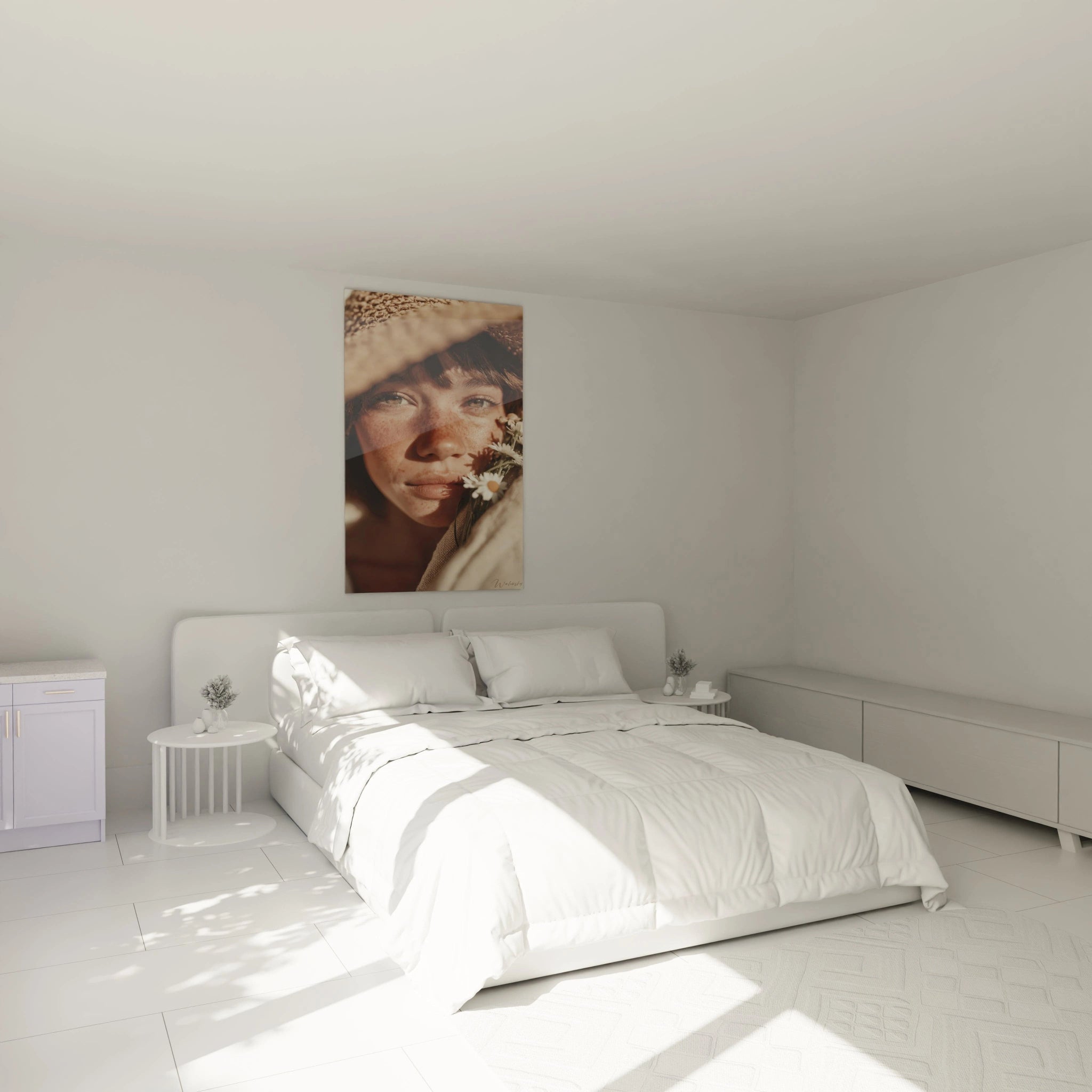 tableau portrait femme été Walensky au dessus d'un lit blanc minimaliste dans une chambre lumineuse et ensoleillée