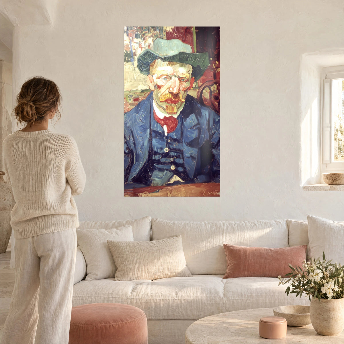 Quadro ritratto di uomo barbuto con cappello verde, giacca blu cobalto e papillon rosso, parete bianca, sopra un divano in un soggiorno luminoso