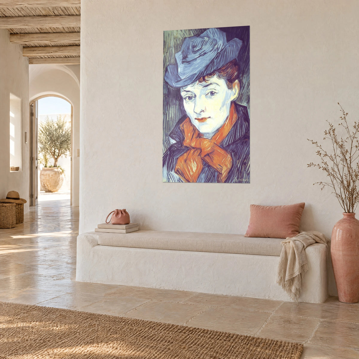 Tableau visage pâle sous un feutre bleu ardoise, écharpe orangée nouée, mur blanc d'une maison méditerranéenne en vue de trois-quarts