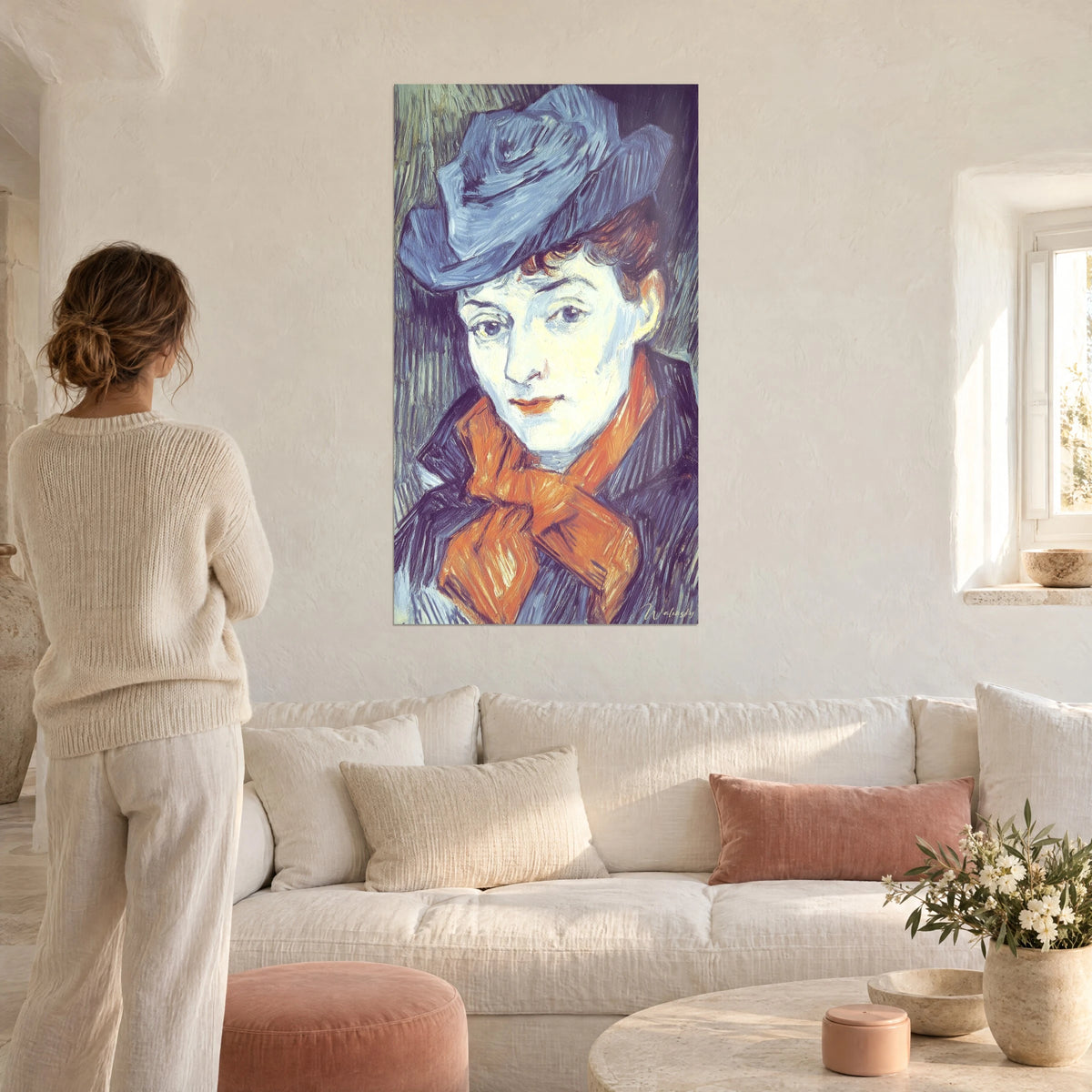 Tableau portrait d'une femme au chapeau bleu et foulard orange, coups de pinceau striés, au-dessus d'un canapé dans un salon lumineux