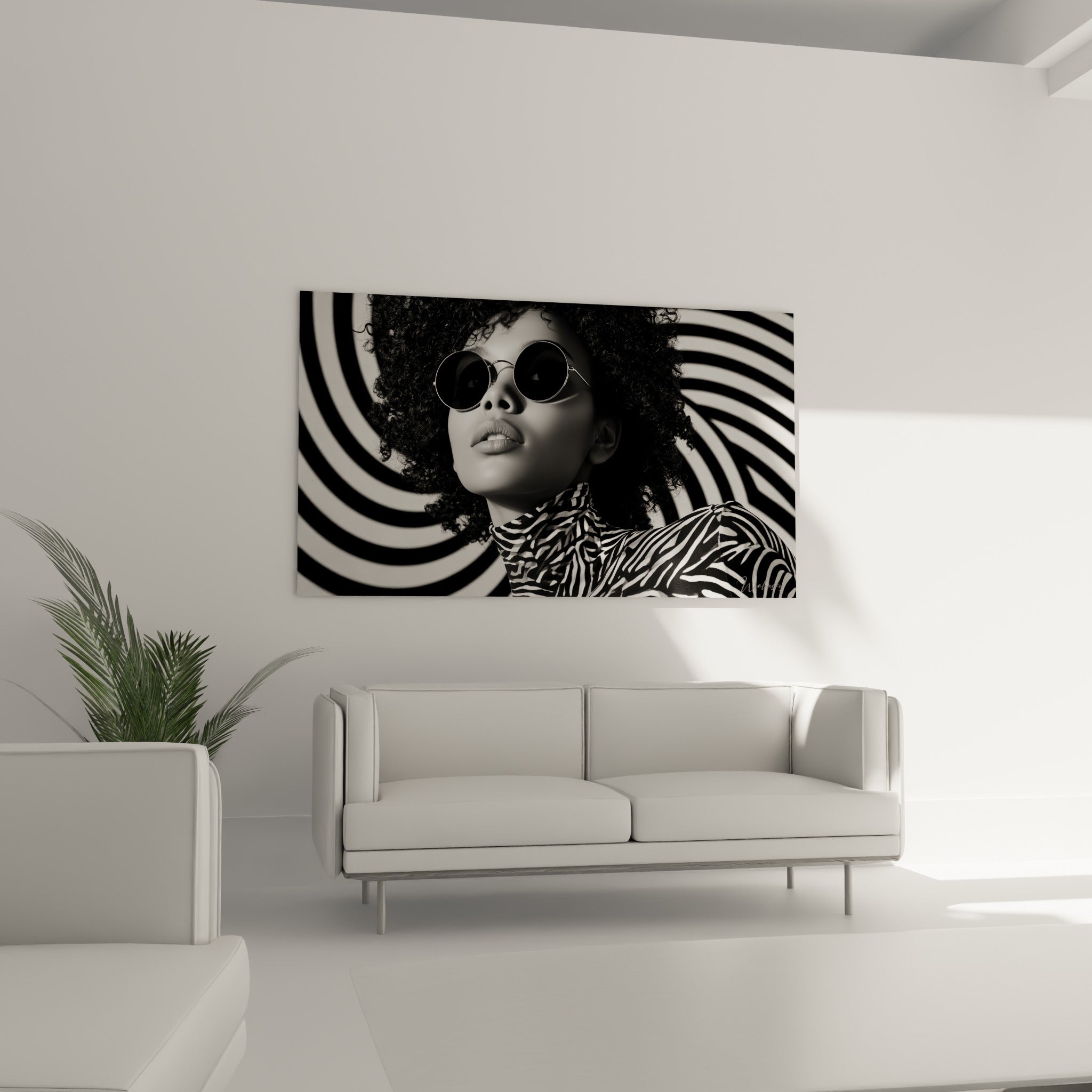Visage aux lunettes rondes et cheveux bouclés noirs accroché au-dessus d'un canapé dans un salon lumineux