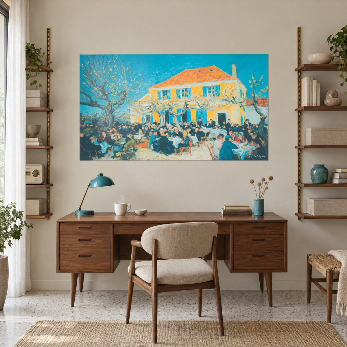 Quadro locanda provenzale e commensali seduti, pareti giallo limone, persiane blu, appeso sopra una scrivania in legno