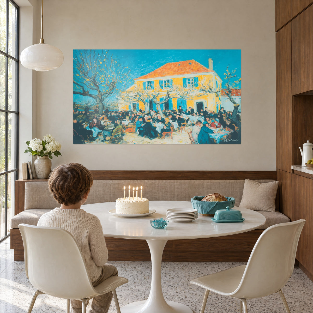 Quadro banchetto sotto gli alberi, edificio giallo sole, tetto rosso-arancio, contemplato da un bambino di spalle davanti alla sua torta di compleanno