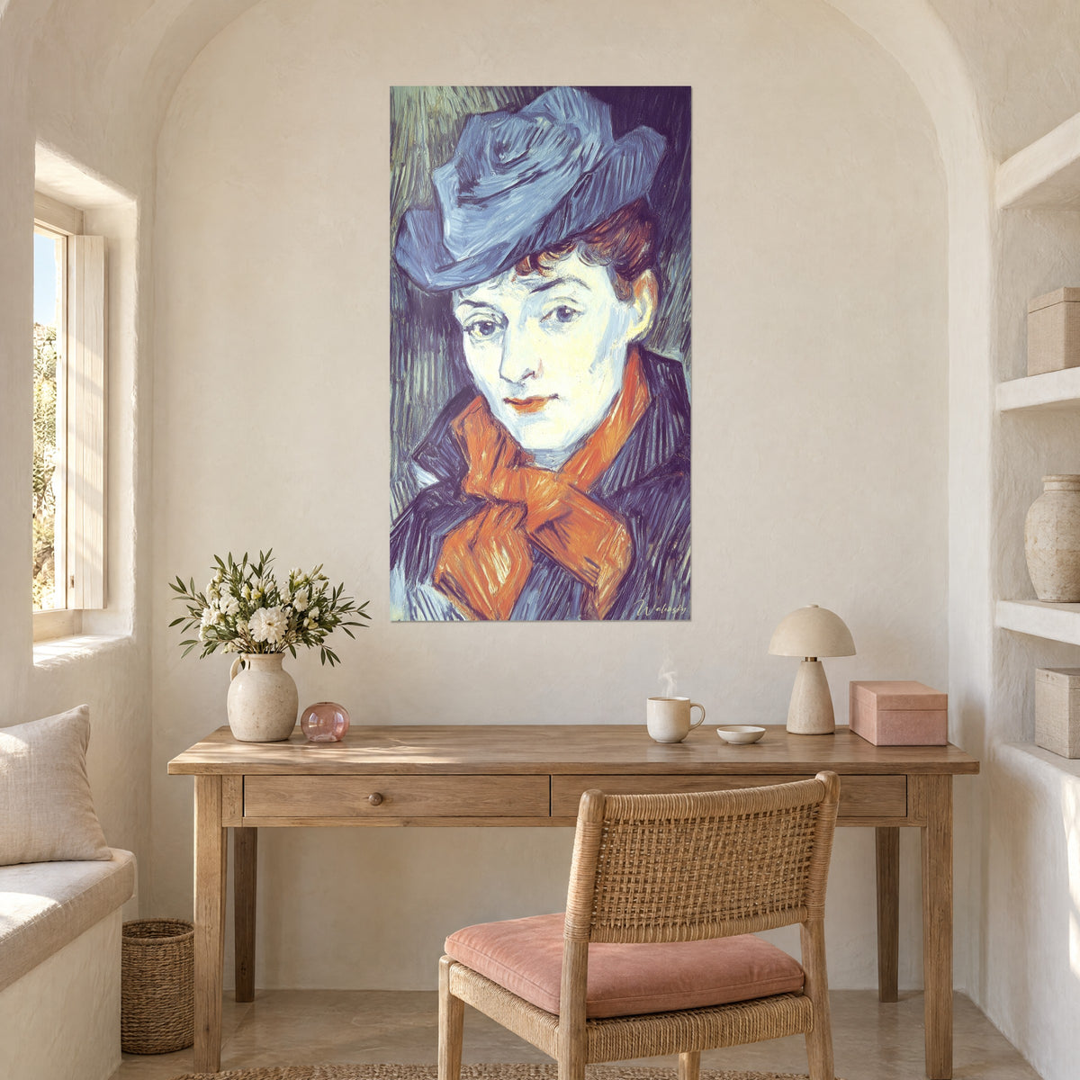 Tableau bustier peint en touches nerveuses, feutre bleu, fond vert-gris strié, au mur d'un bureau en bois clair près d'une lampe