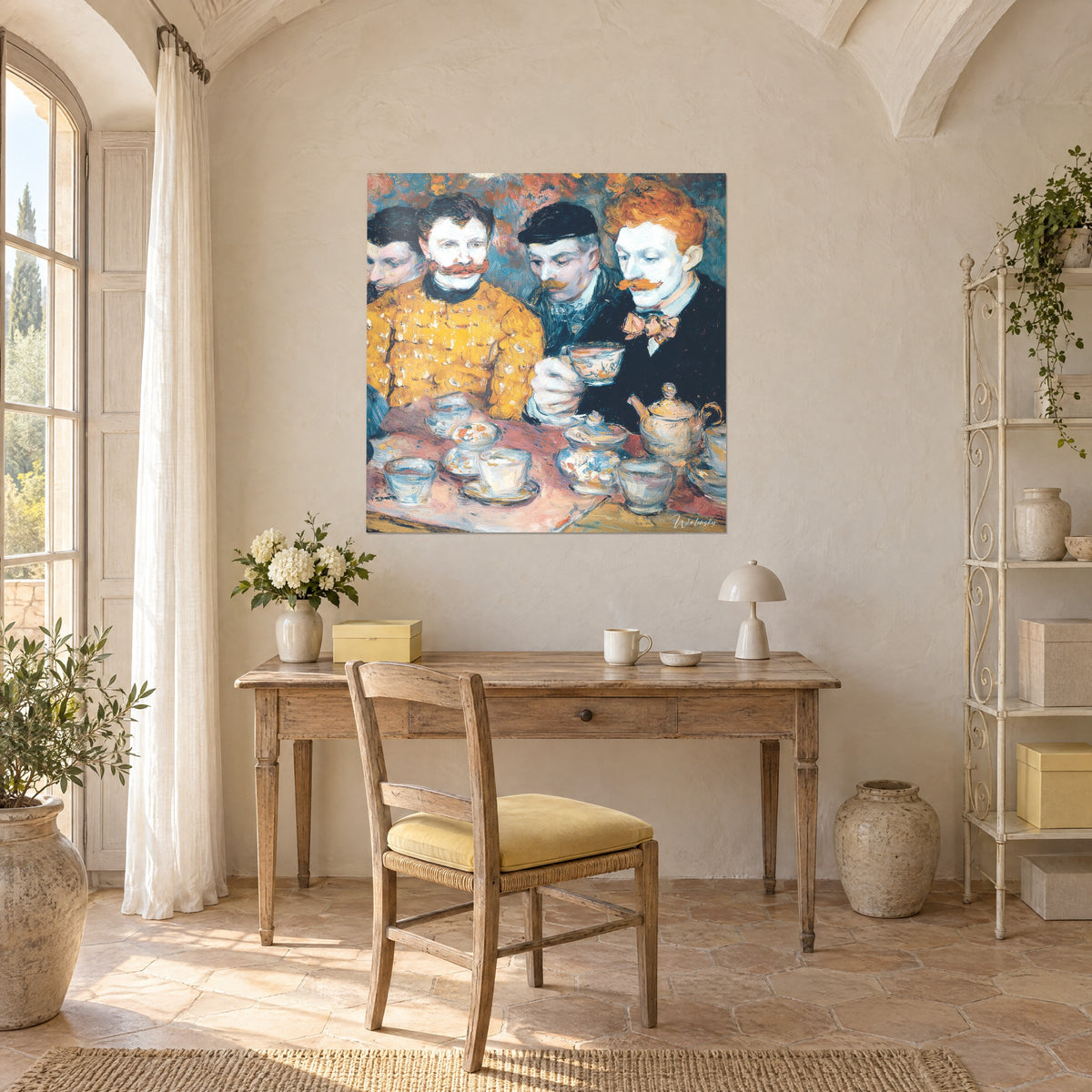 Cuadro retrato de grupo con rostros empolvados, boina negra y tonos ocres anaranjados, colgado sobre un escritorio de madera clara junto a la ventana