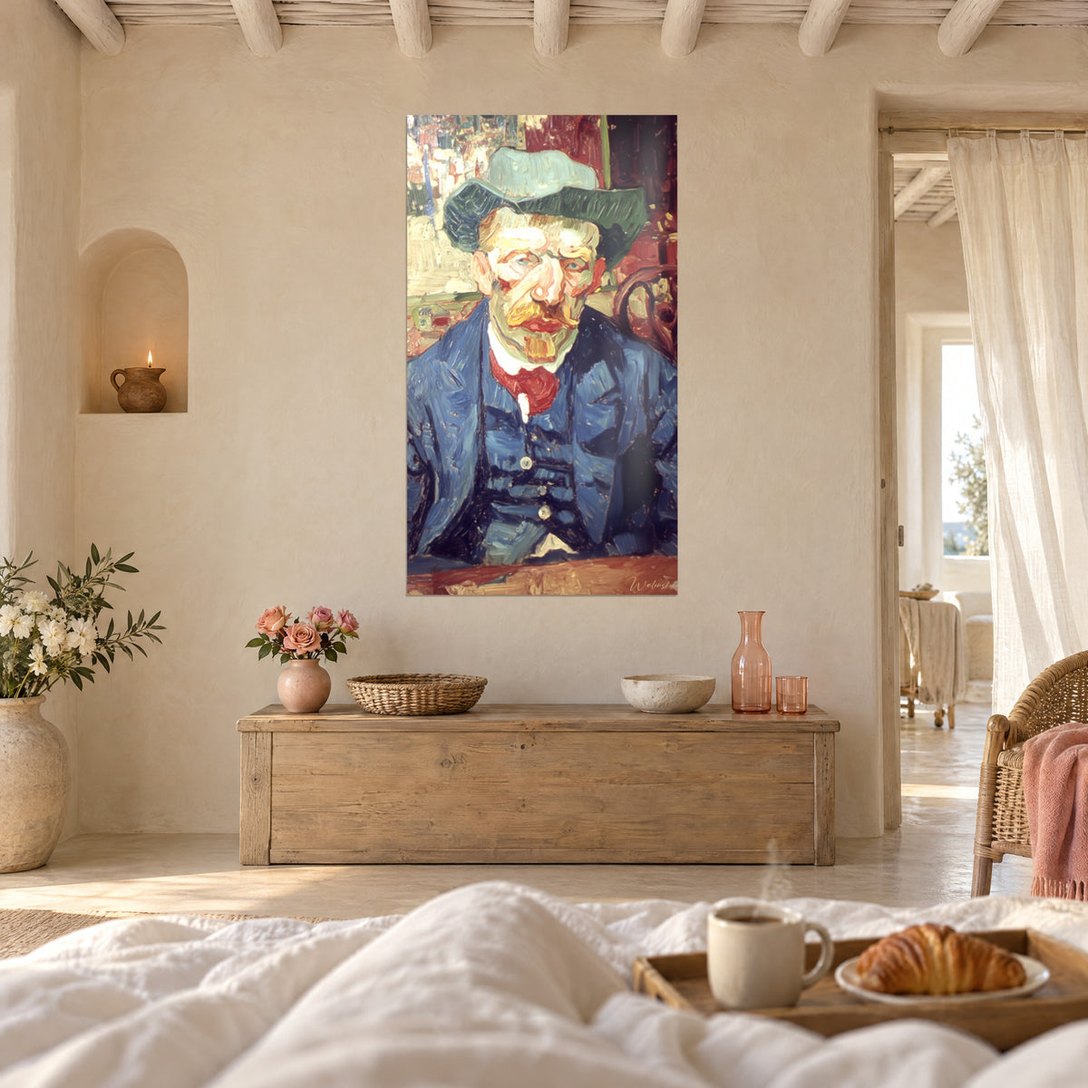 Quadro busto di un anziano con cappello verde, cravatta rossa e giacca blu notte, sopra un letto in una camera luminosa