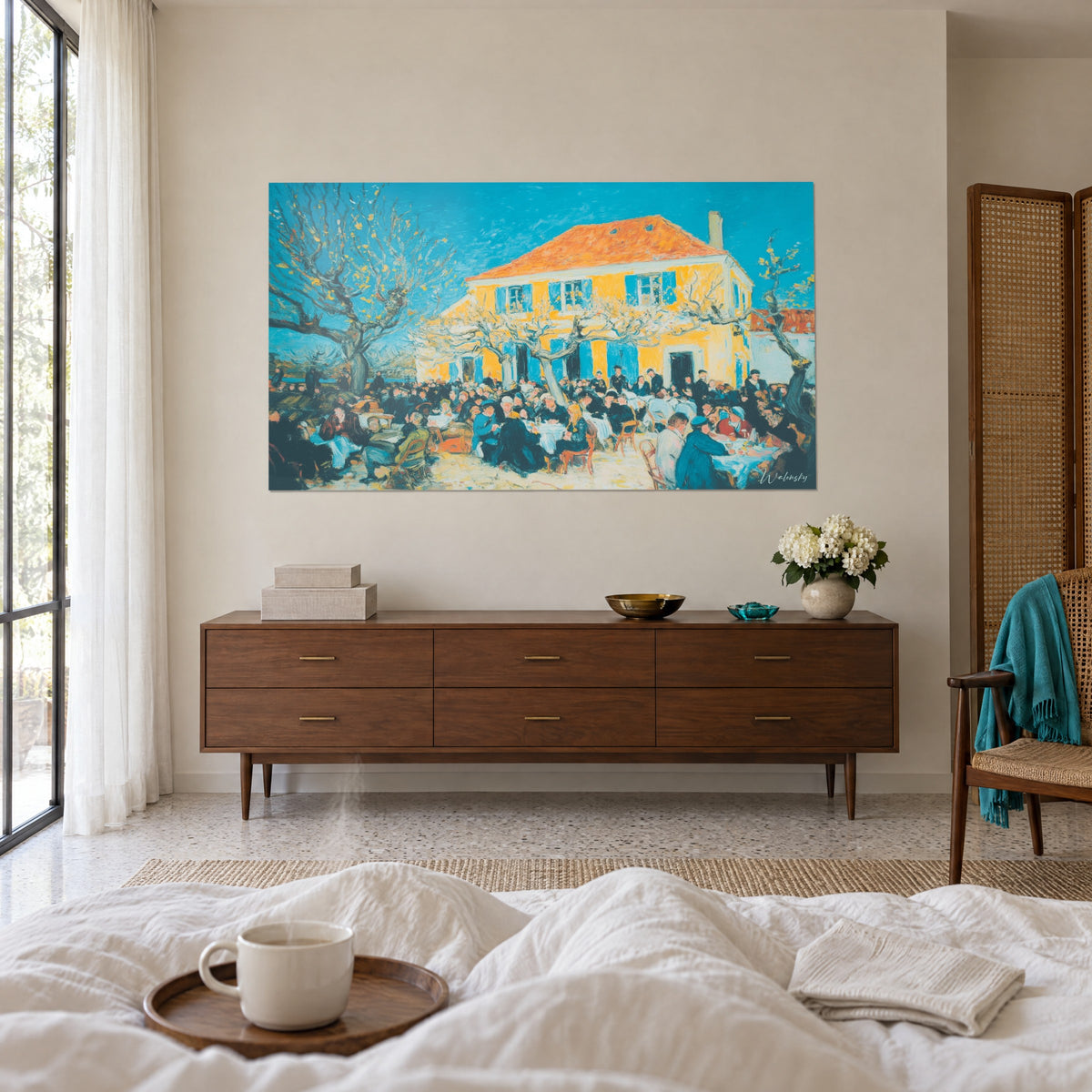 Quadro pranzo di campagna all'aperto, facciata ocra gialla e cielo ciano, di fronte a un letto bianco, sopra il letto in una camera luminosa
