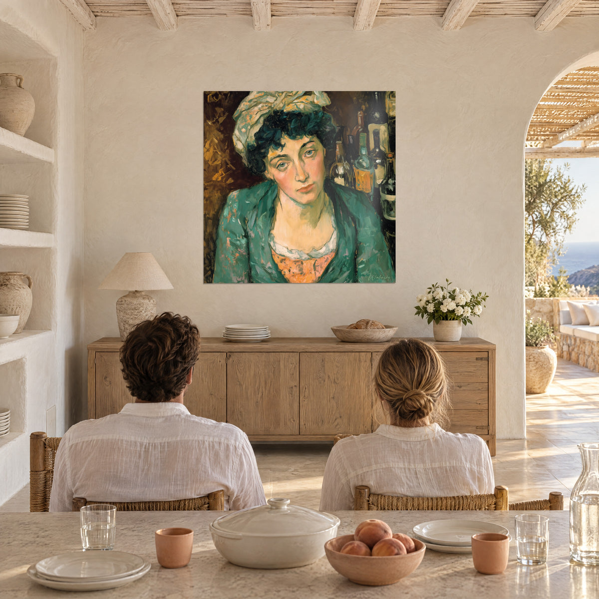 Tableau portrait d'une cliente de bar au regard bleu pâle, flacons ambrés en arrière-plan, mur chaulé et deux convives de dos