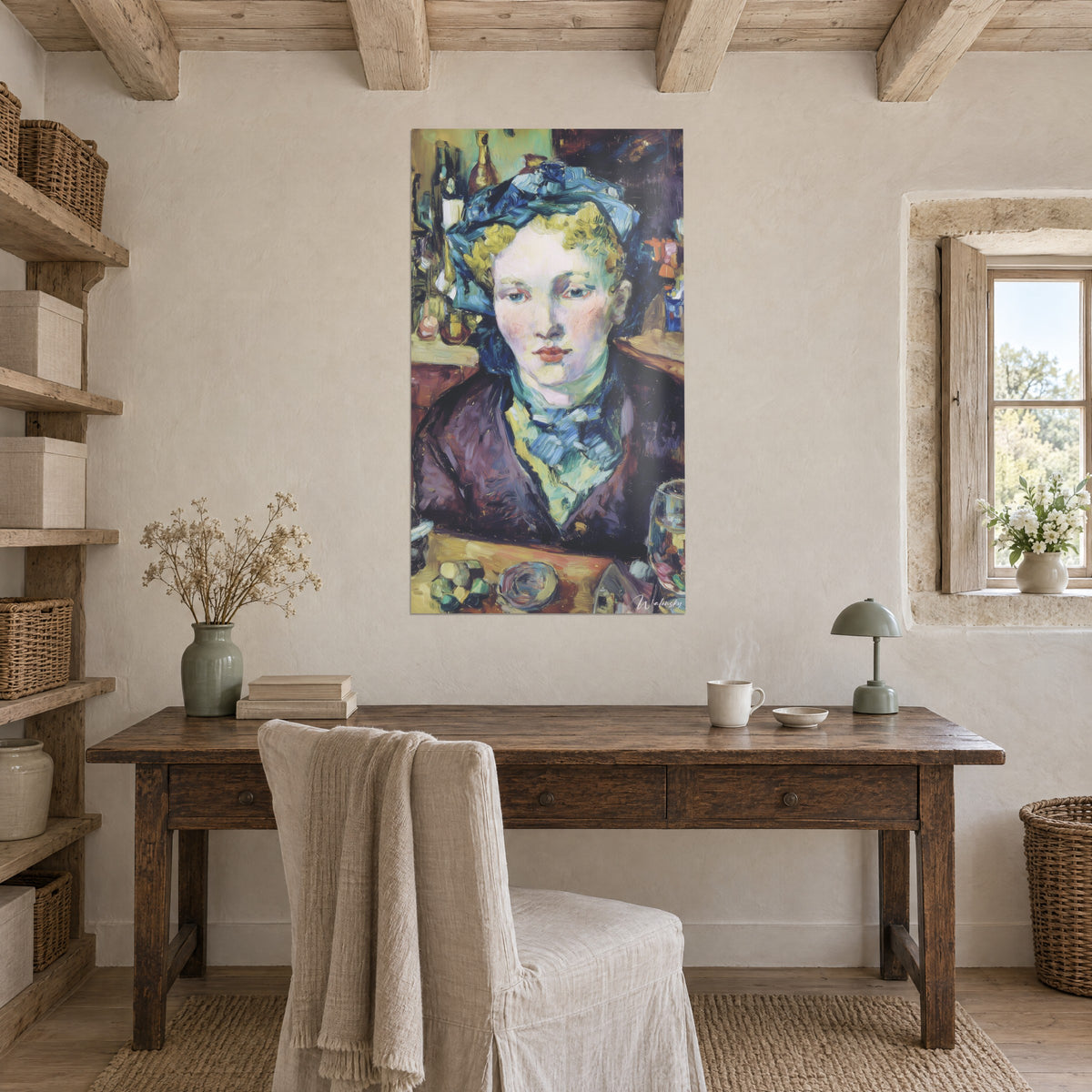 Cuadro modelo de ojos azules y cabellera dorada, chaqueta violeta, pinceladas vivas de verde y naranja, sobre un escritorio de madera