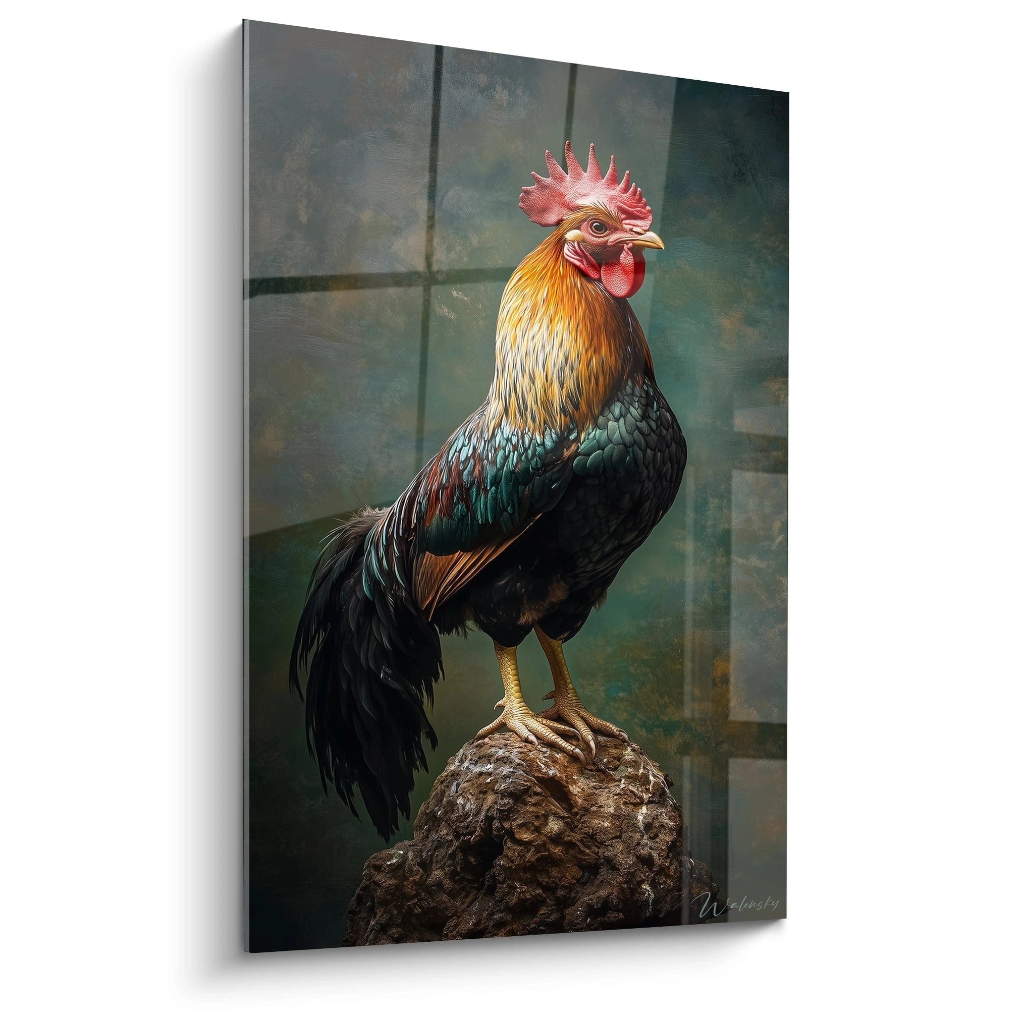 Un tableau coq représentant un spécimen majestueux perché sur un rocher, avec une crête rouge vif, un plumage doré au niveau du cou, des plumes vertes irisées sur le corps et une queue noire, sur un fond texture bleu-vert.
