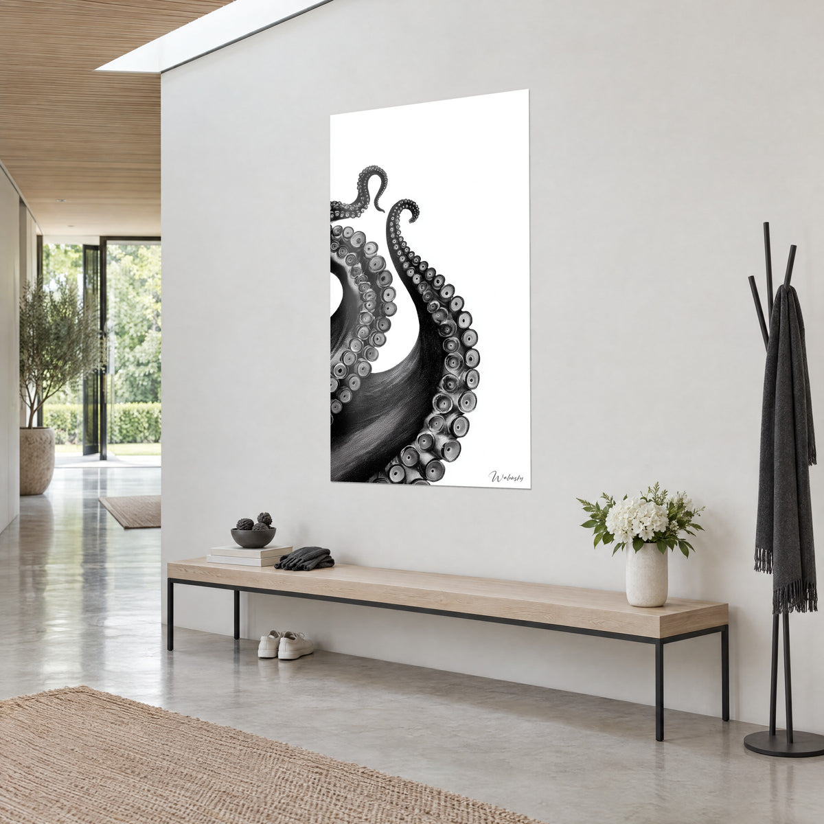 Schilderij octopus in antracietgrijze inkt, opgerolde arm en ronde zuignappen op witte achtergrond, driekwart zicht in een gang met houten bank