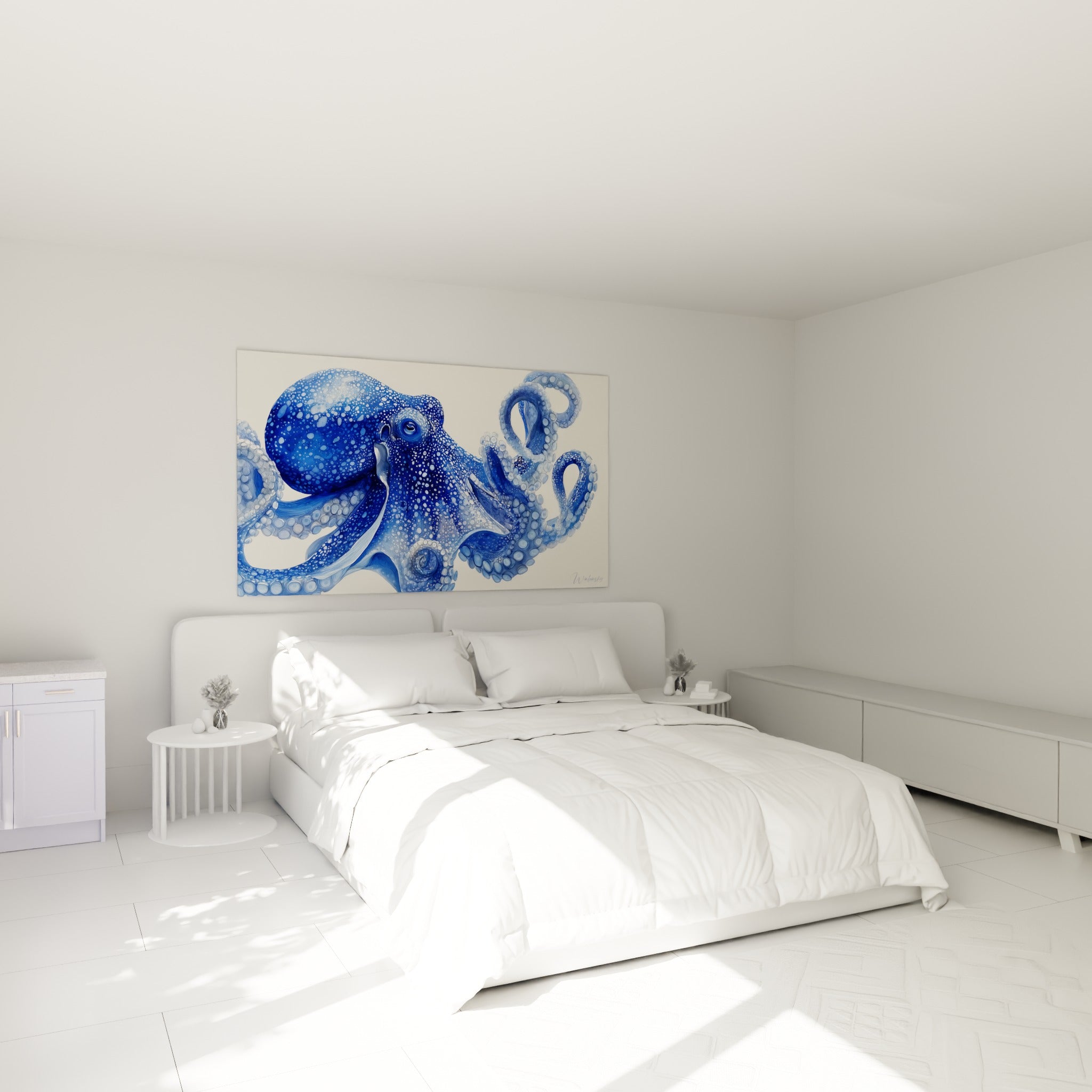 Tentacules bleu marine et blanc du poulpe déployés au-dessus d'un lit dans une chambre claire